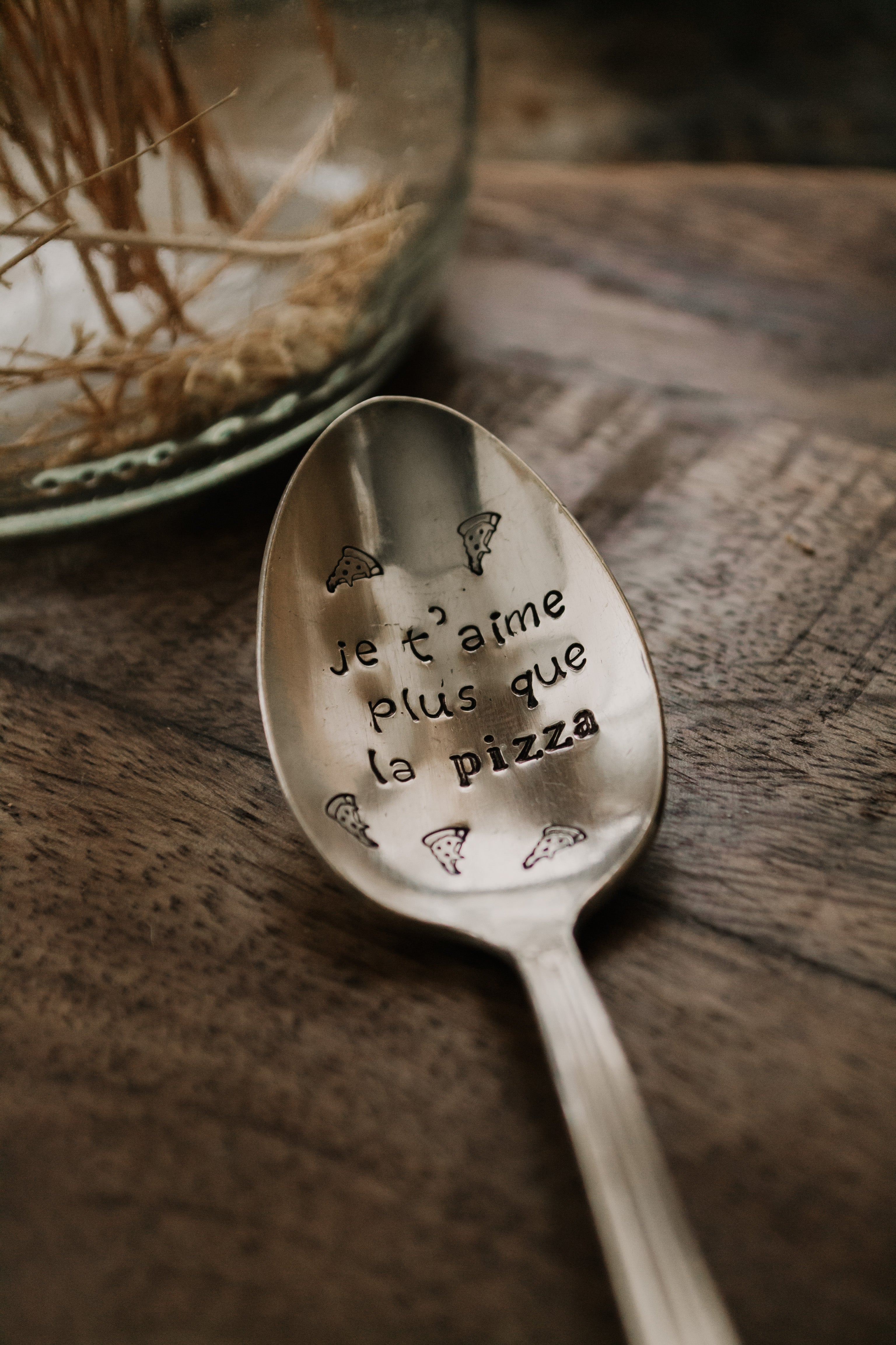 Modèles rigolos, rire et sourire - sous le sable design 