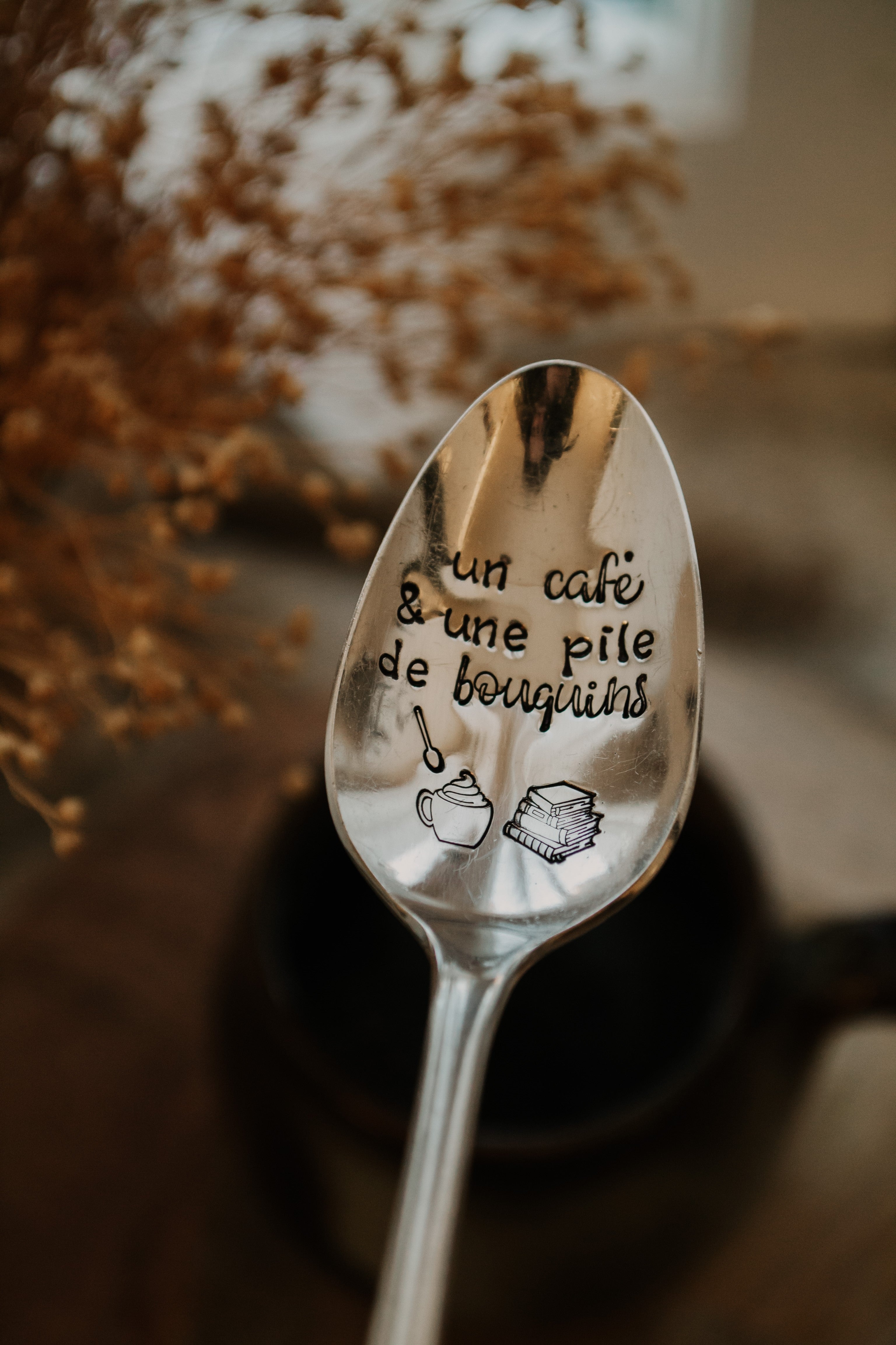 Cuillère à café "un café & une pile de bouquins" - sous le sable design - grisbleu