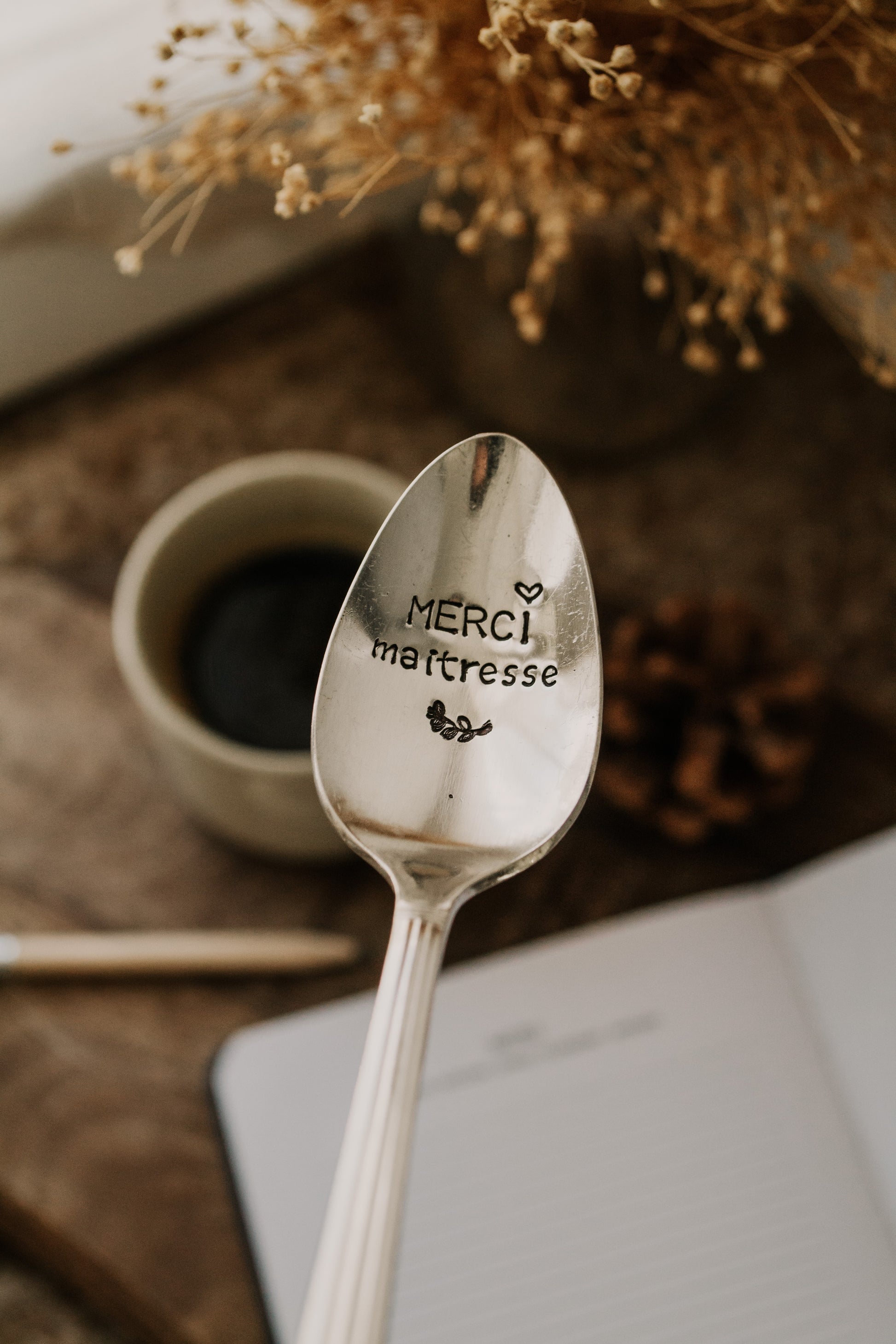 Cuillère "MERCI maitresse" - sous le sable design - grisbleu