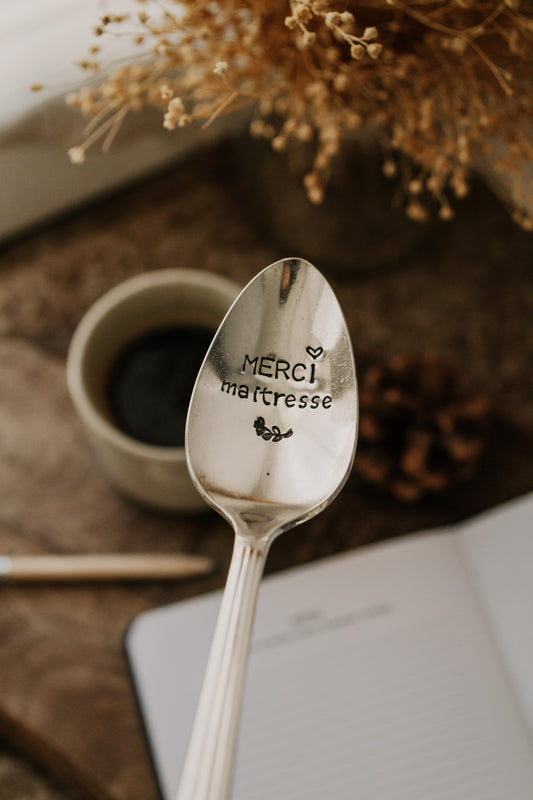 Cuillère "MERCI maitresse" - sous le sable design - grisbleu