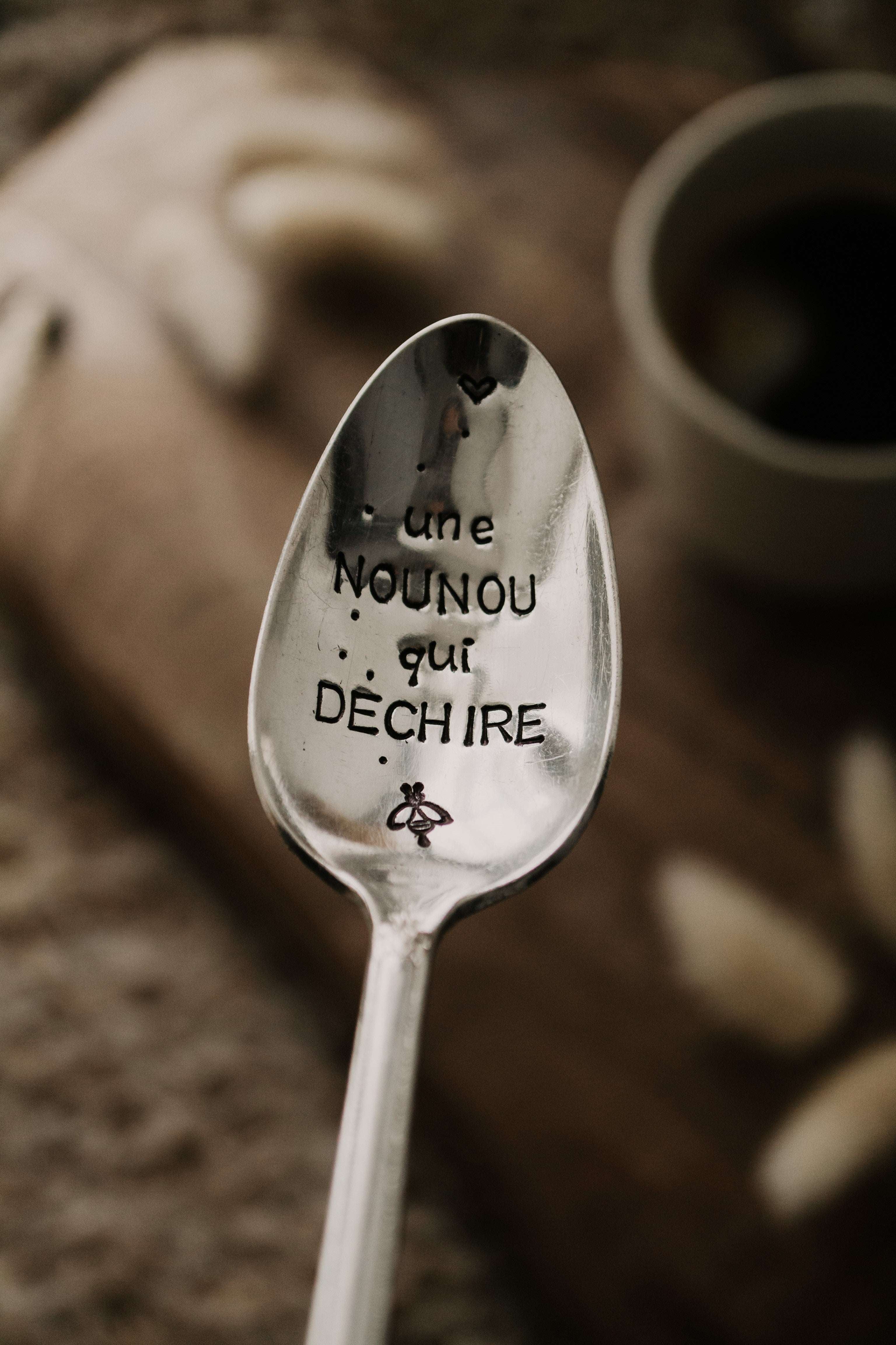 Cuillère "une NOUNOU qui DECHIRE" - sous le sable design - grisbleu