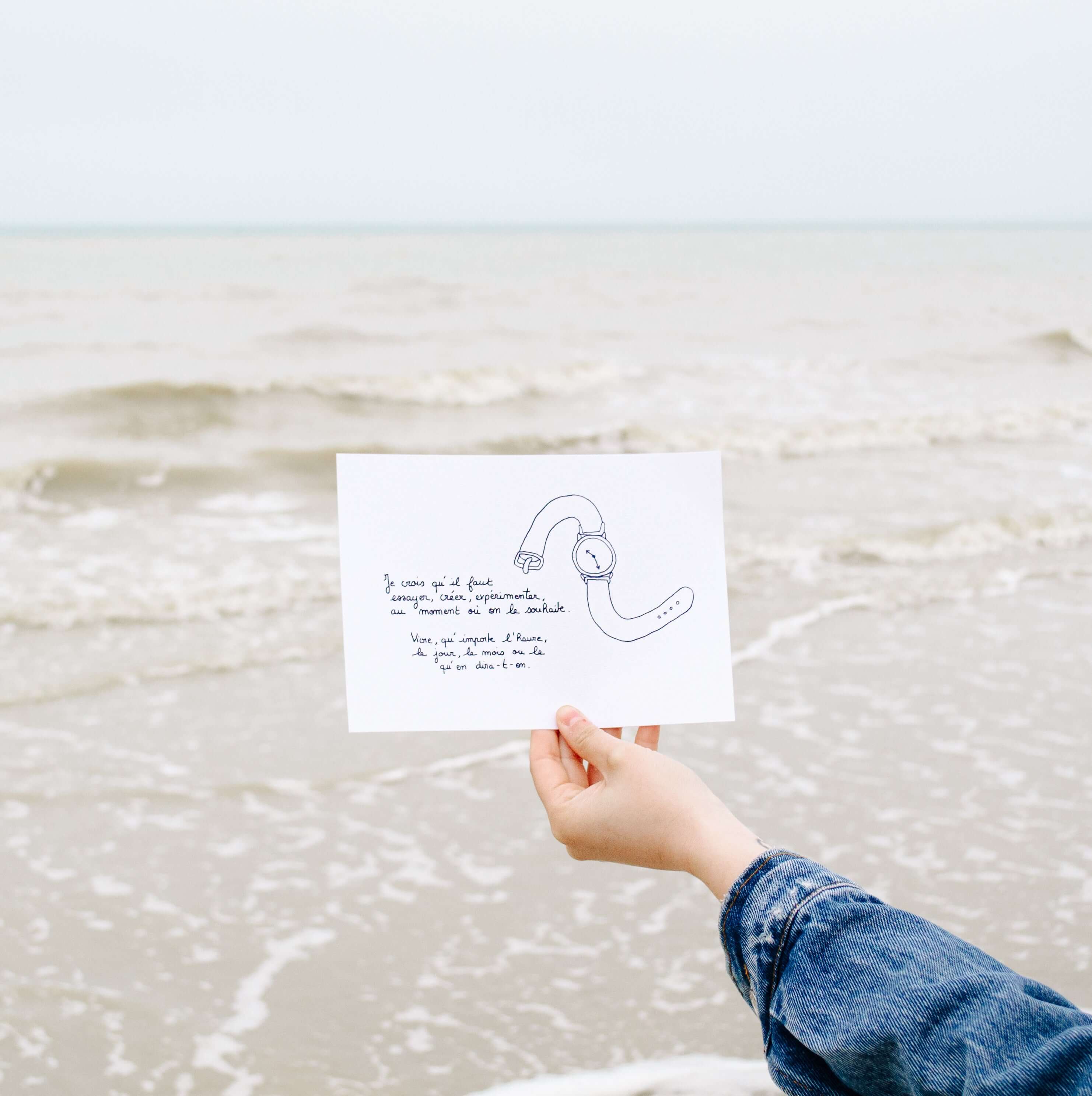 Affiche illustrée "Qu'importe l'heure, le jour, le mois ou le qu'en dira-t-on" - Grisbleu - sous le sable design - grisbleu