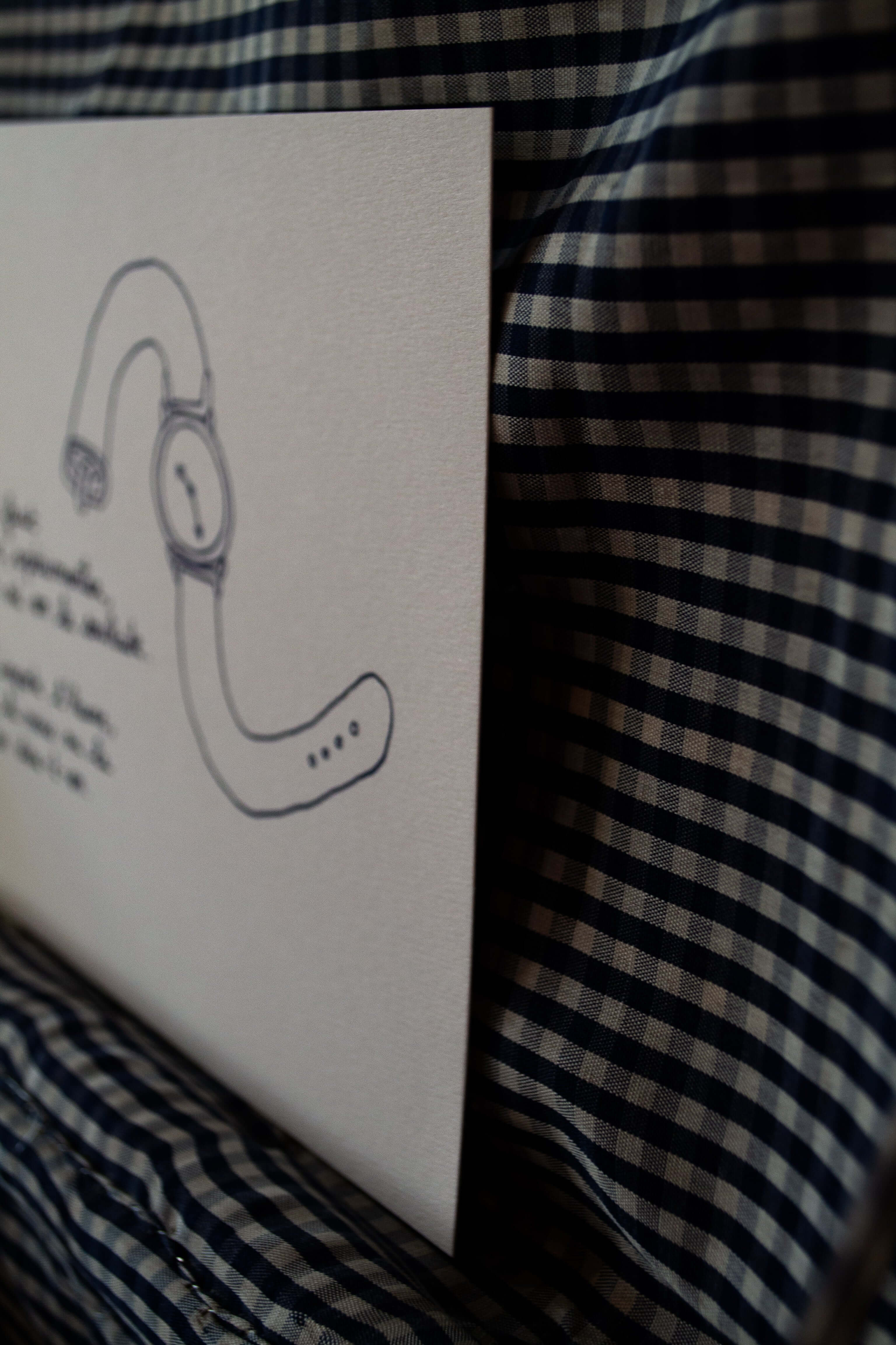 Affiche illustrée "Qu'importe l'heure, le jour, le mois ou le qu'en dira-t-on" - Grisbleu - sous le sable design - grisbleu