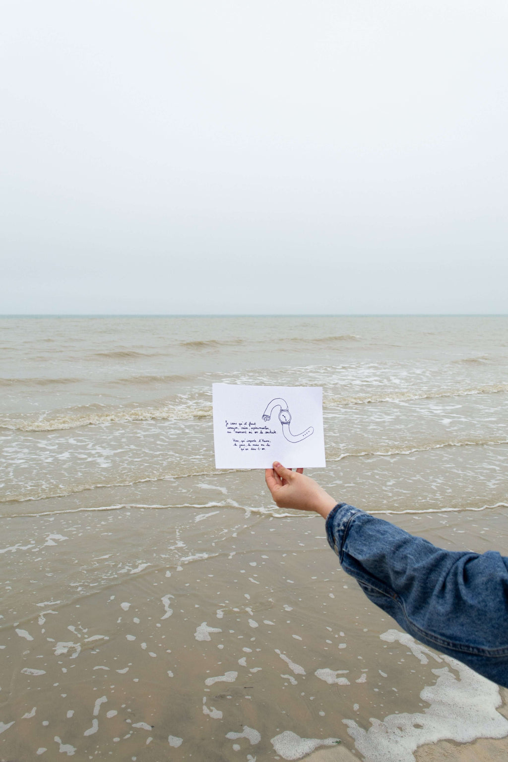 Affiche illustrée "Qu'importe l'heure, le jour, le mois ou le qu'en dira-t-on" - Grisbleu - sous le sable design - grisbleu
