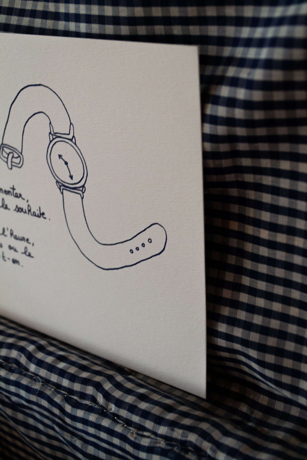 Affiche illustrée "Qu'importe l'heure, le jour, le mois ou le qu'en dira-t-on" - Grisbleu - sous le sable design - grisbleu