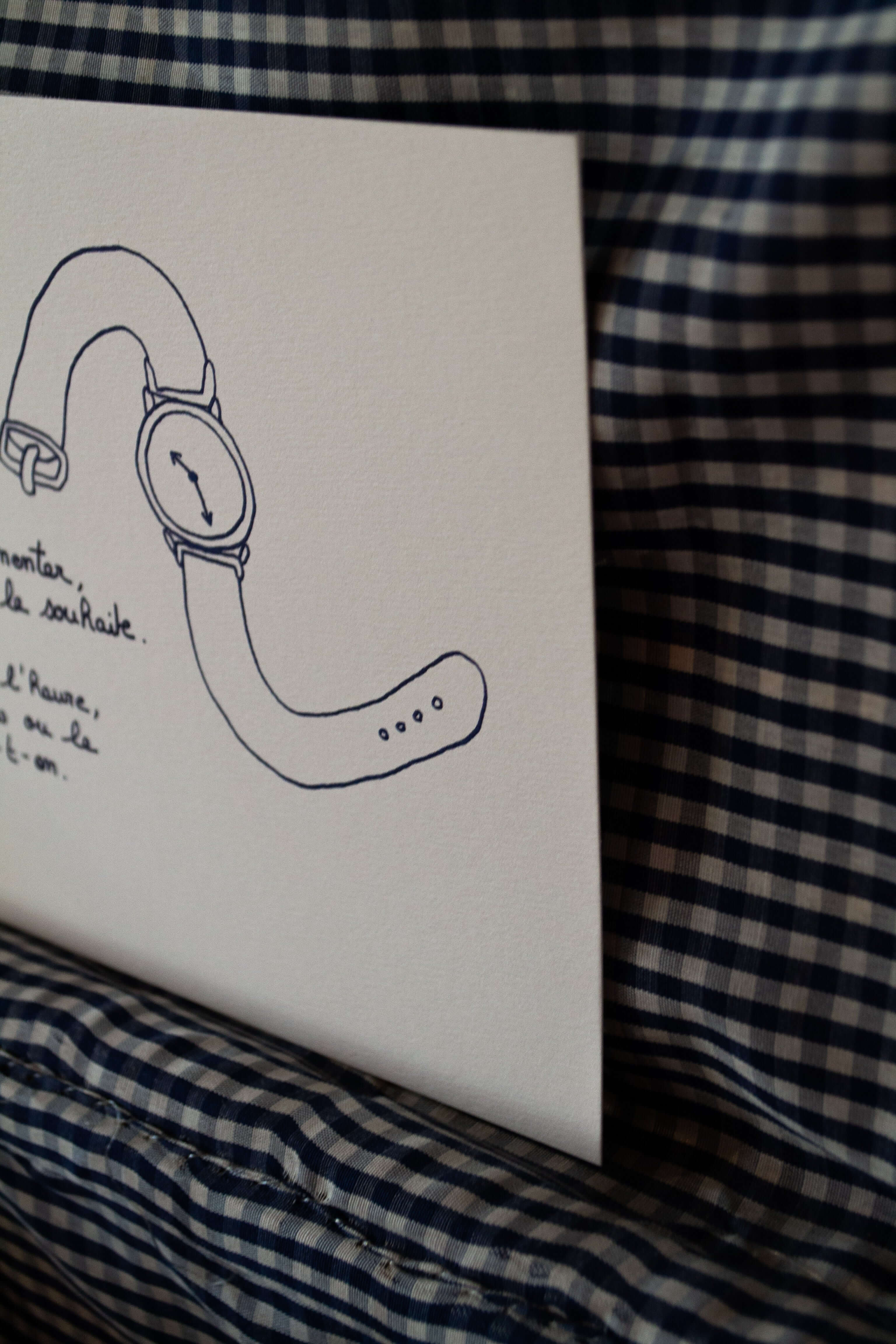 Affiche illustrée "Qu'importe l'heure, le jour, le mois ou le qu'en dira-t-on" - Grisbleu - sous le sable design - grisbleu