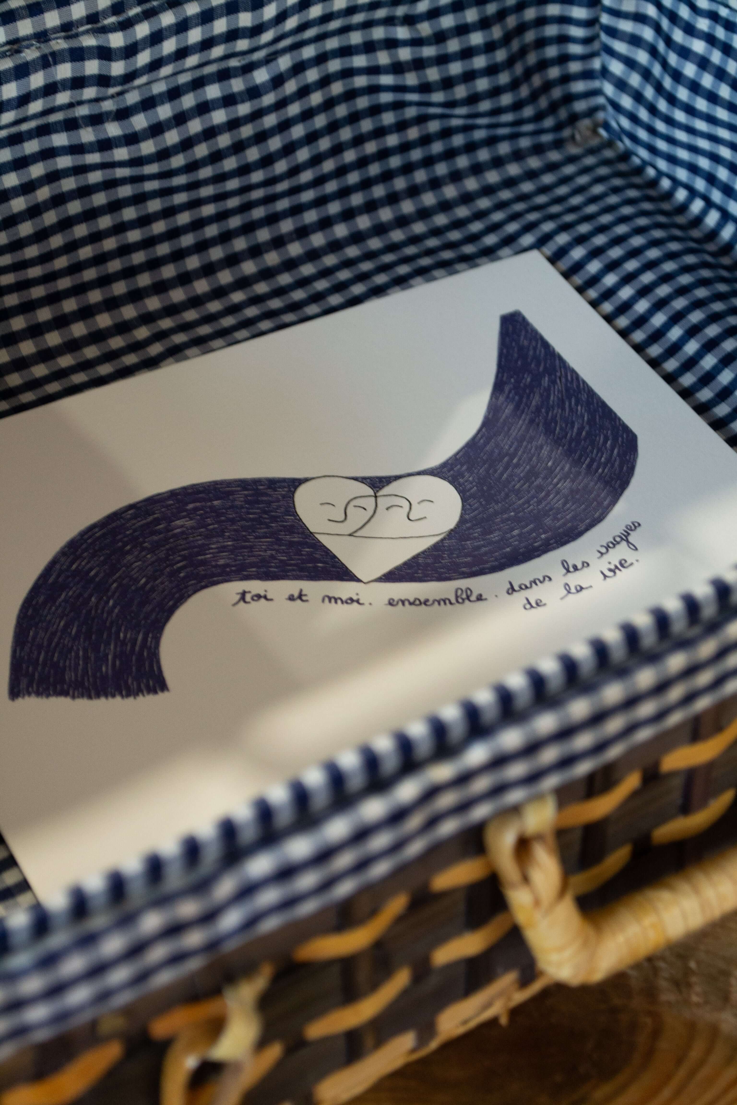 Affiche illustrée : "Toi et moi dans les vagues de la vie"- Grisbleu - sous le sable design - grisbleu