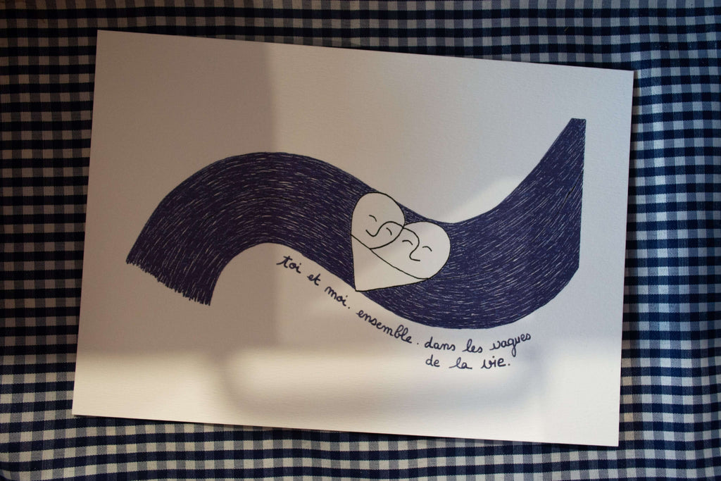 Affiche illustrée : "Toi et moi dans les vagues de la vie"- Grisbleu - sous le sable design - grisbleu
