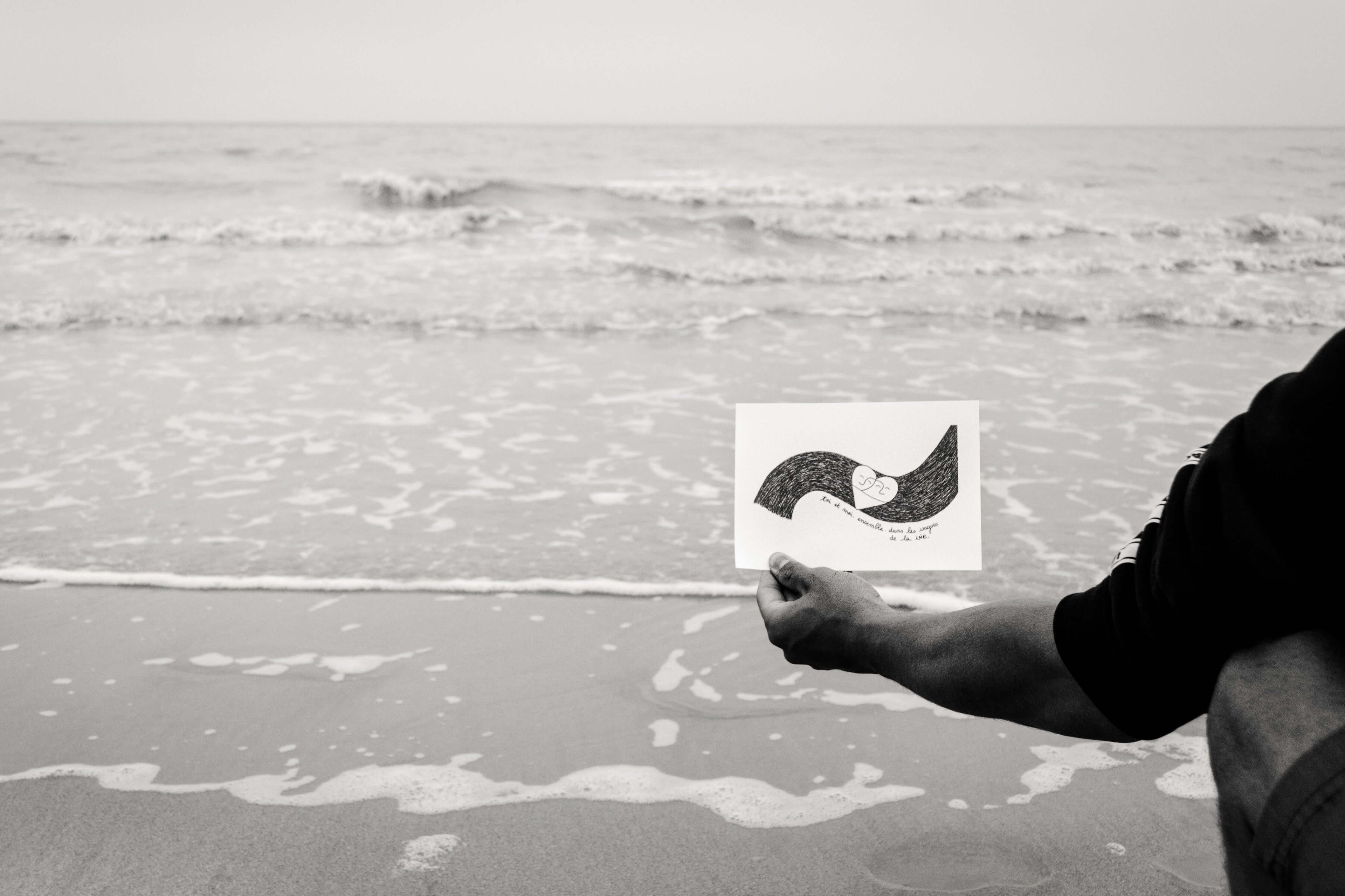 Affiche illustrée : "Toi et moi dans les vagues de la vie"- Grisbleu - sous le sable design - grisbleu