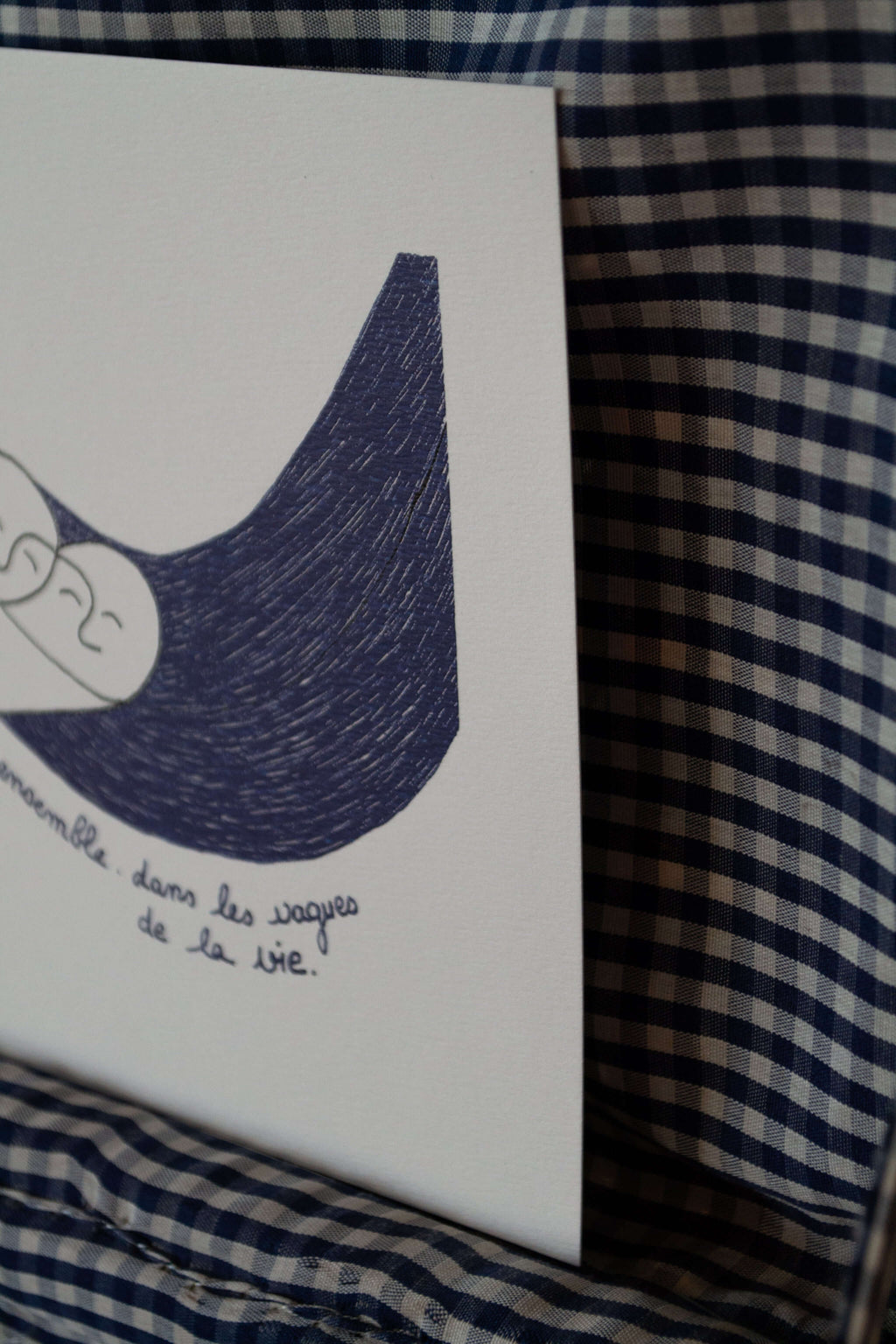 Affiche illustrée : "Toi et moi dans les vagues de la vie"- Grisbleu - sous le sable design - grisbleu