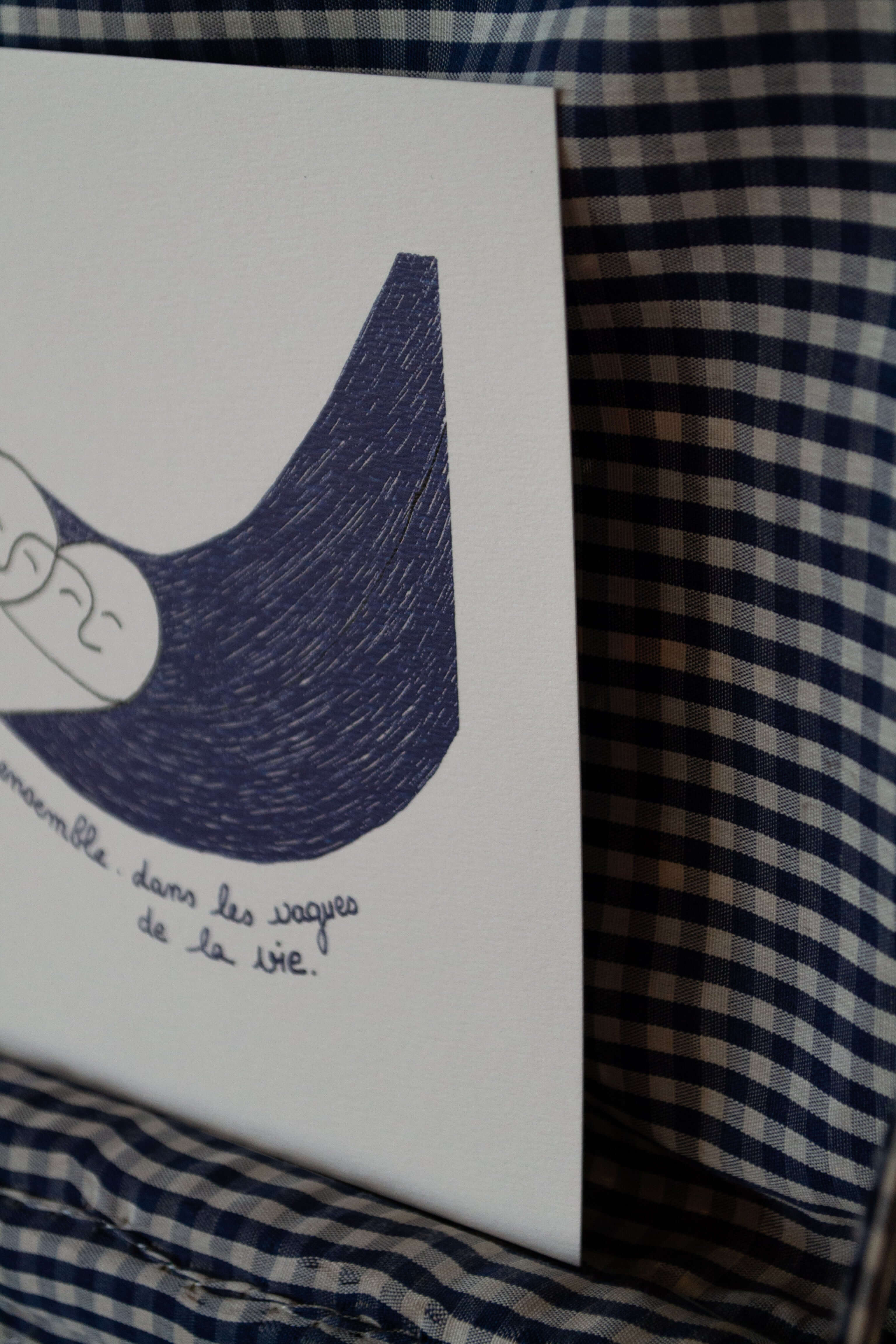 Affiche illustrée : "Toi et moi dans les vagues de la vie"- Grisbleu - sous le sable design - grisbleu