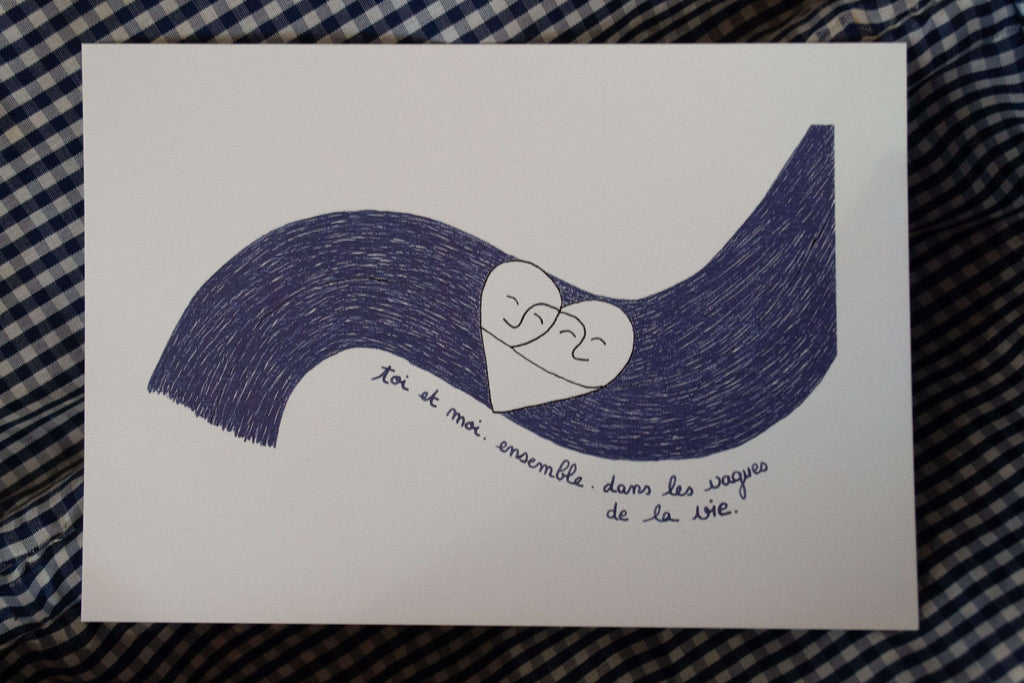 Affiche illustrée : "Toi et moi dans les vagues de la vie"- Grisbleu - sous le sable design - grisbleu