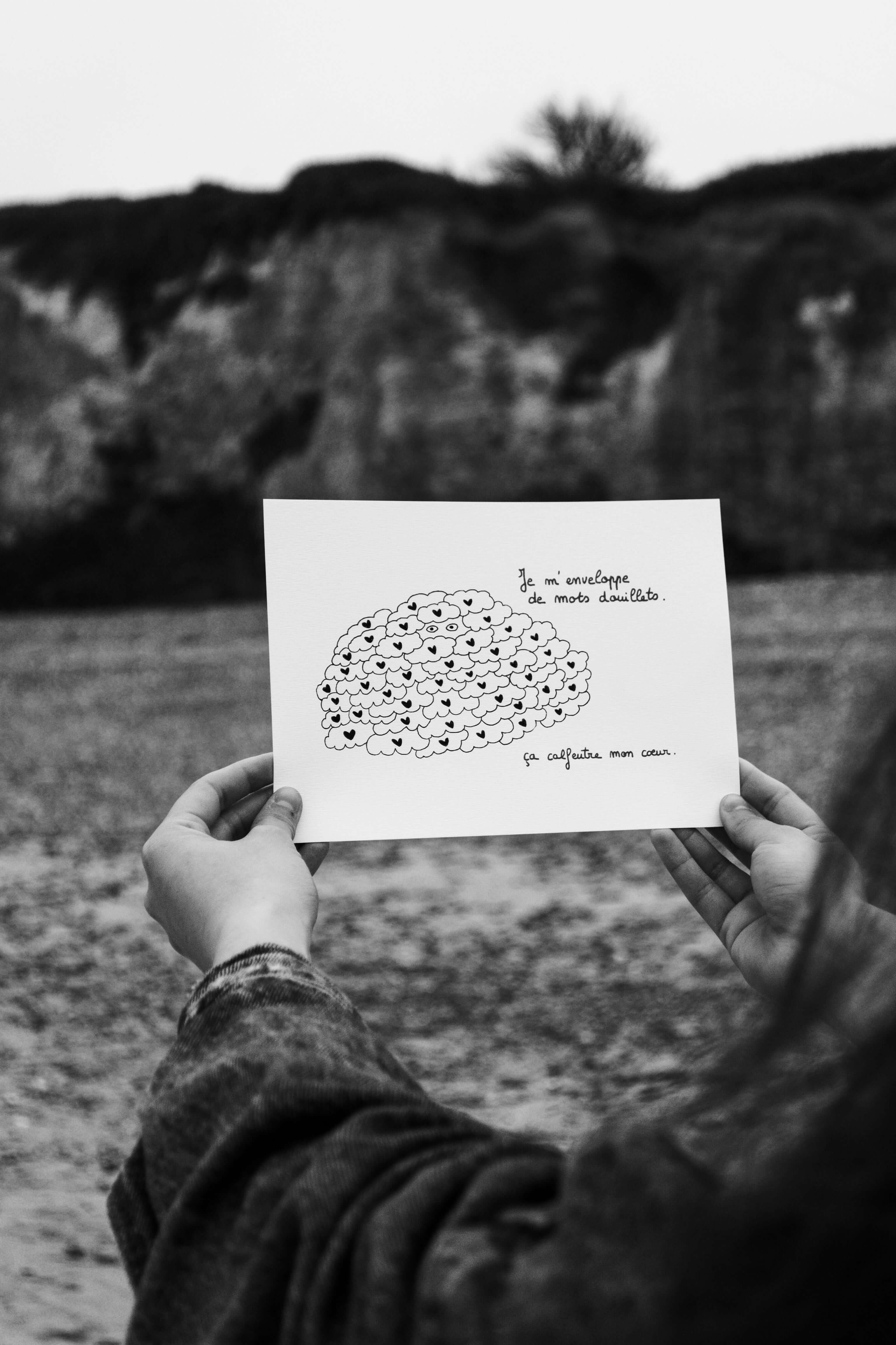 Affiche poétique "Je m'enveloppe de mots douillets." - Grisbleu - sous le sable design - grisbleu