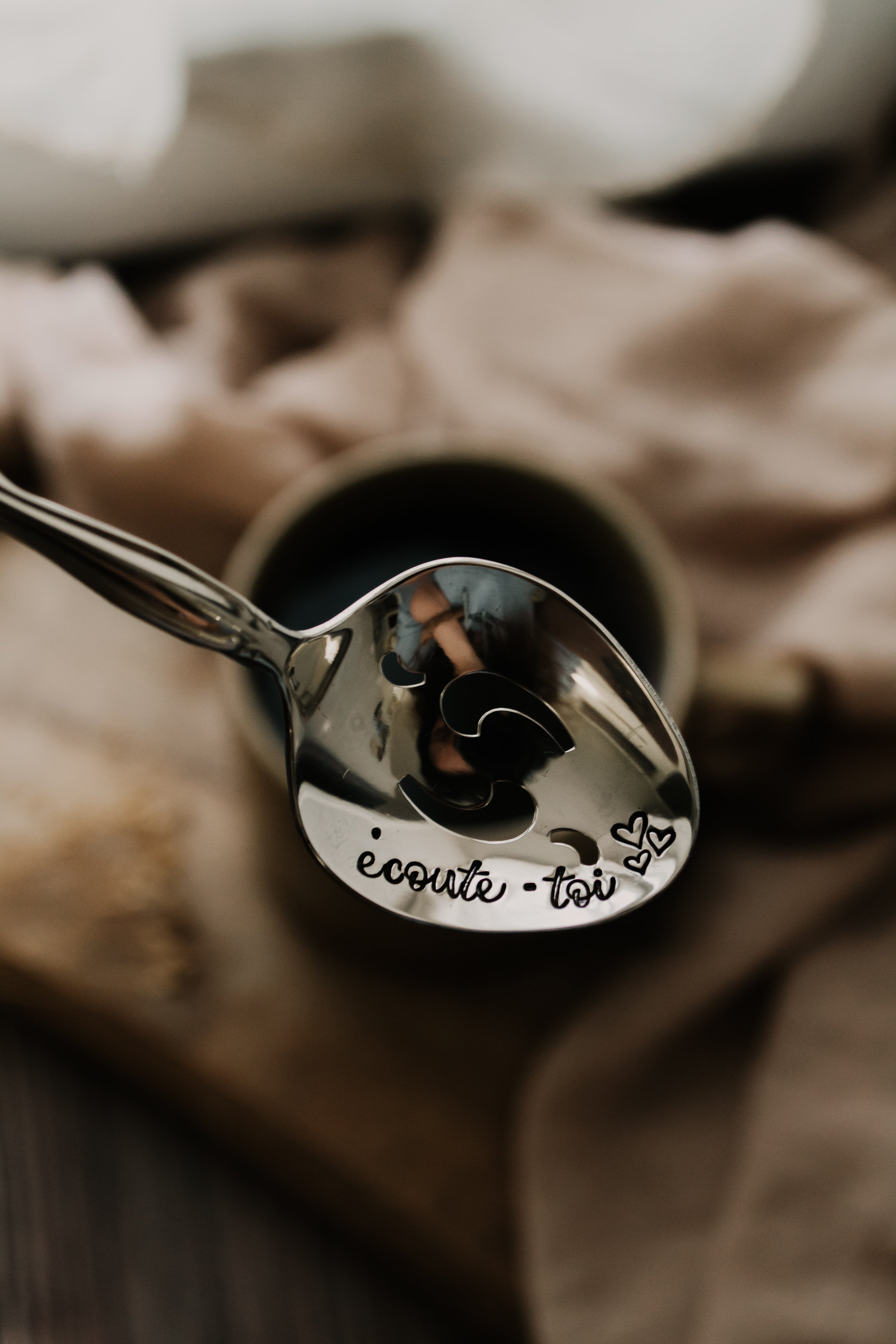 Petite cuillère à sucre "écoute-toi" - sous le sable design - grisbleu