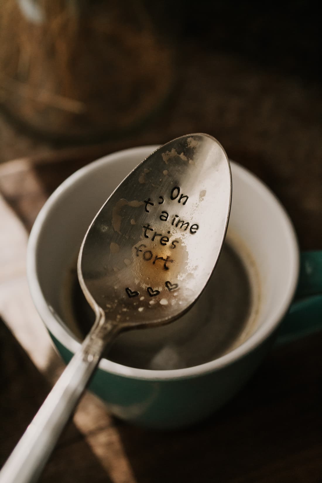 Cuillère gravée "On t'aime très fort" - Sous le sable design