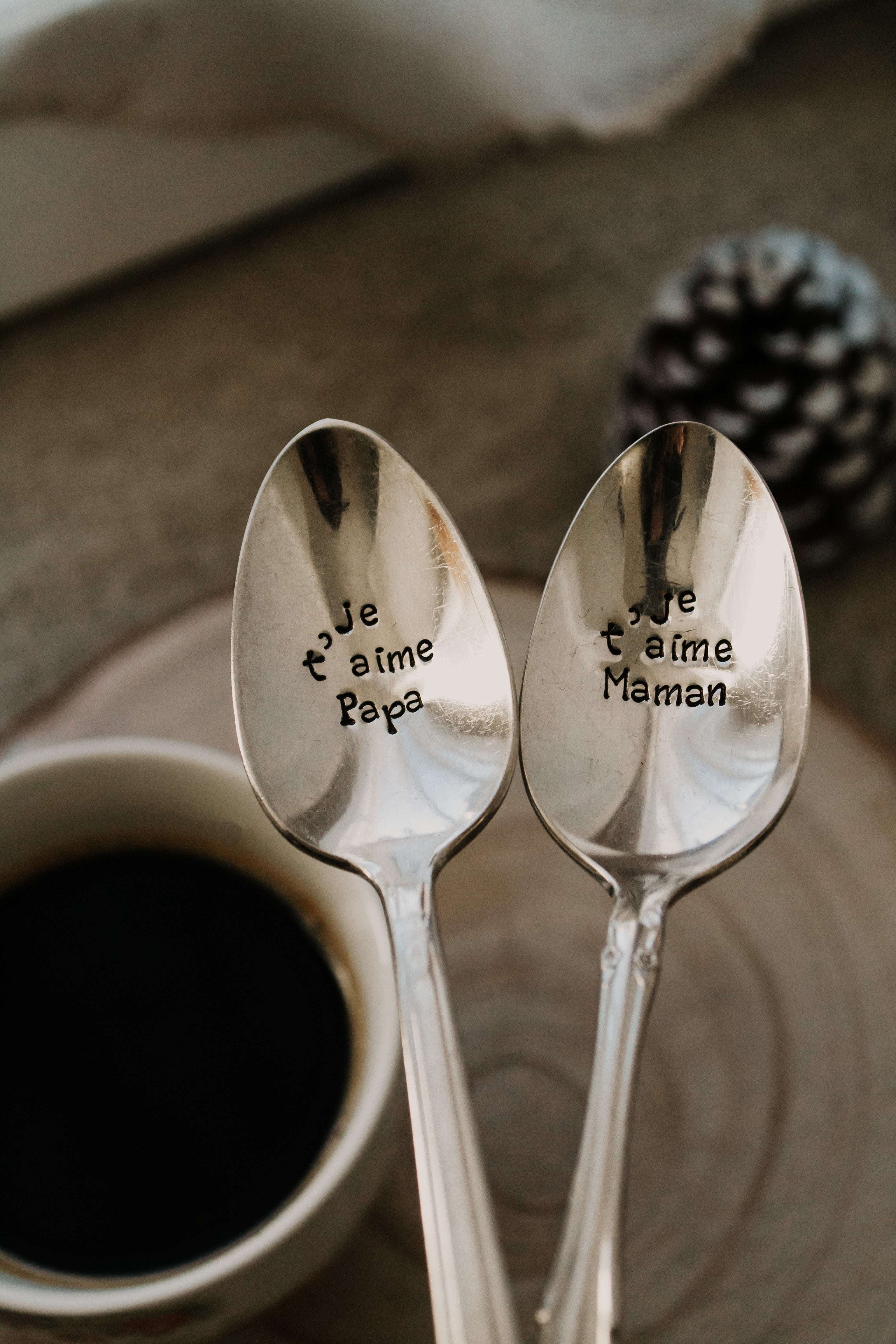 Duo de cuillères "je t'aime papa" + "je t'aime maman" - sous le sable design - grisbleu