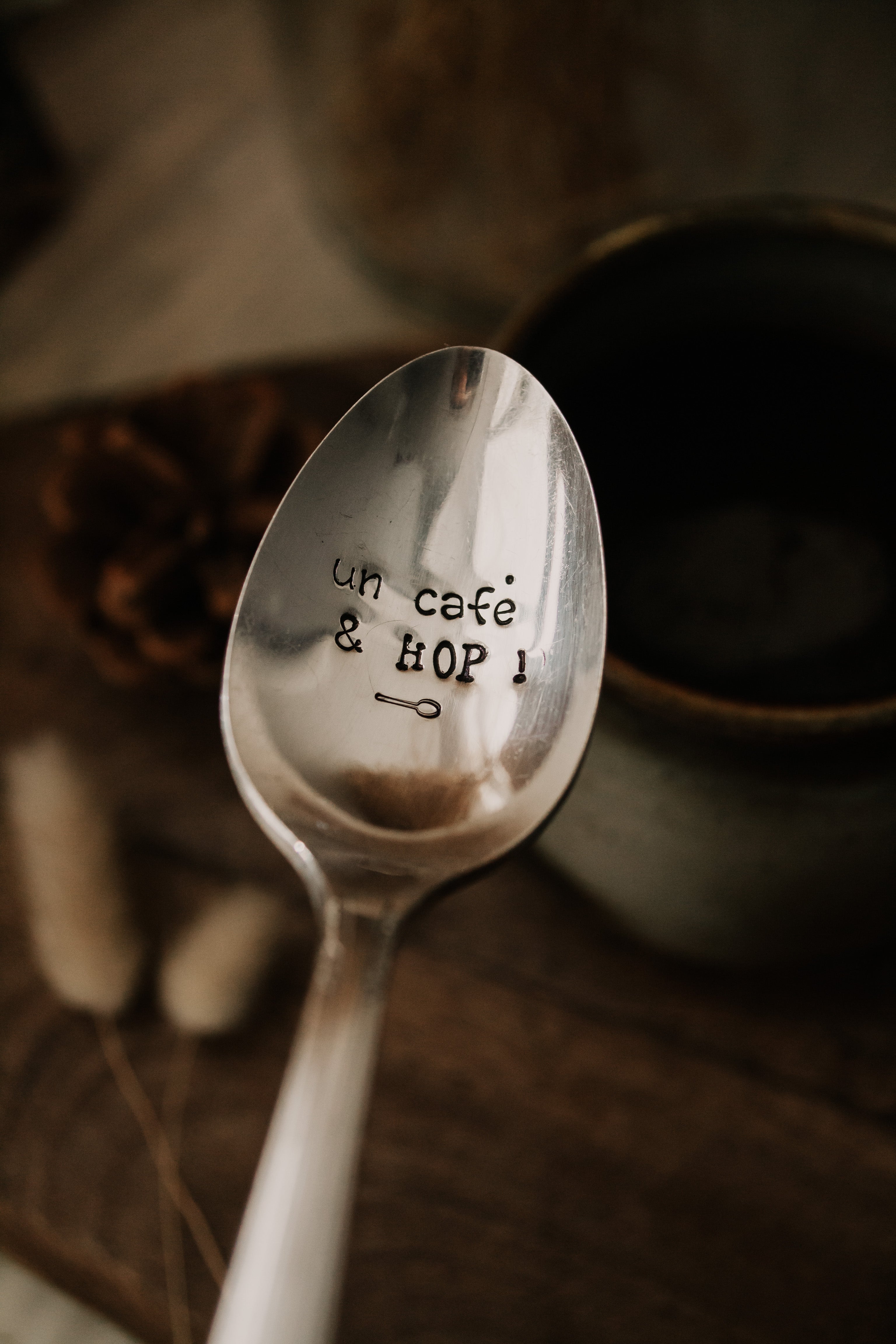 Cuillère "un café & HOP" - sous le sable design - grisbleu