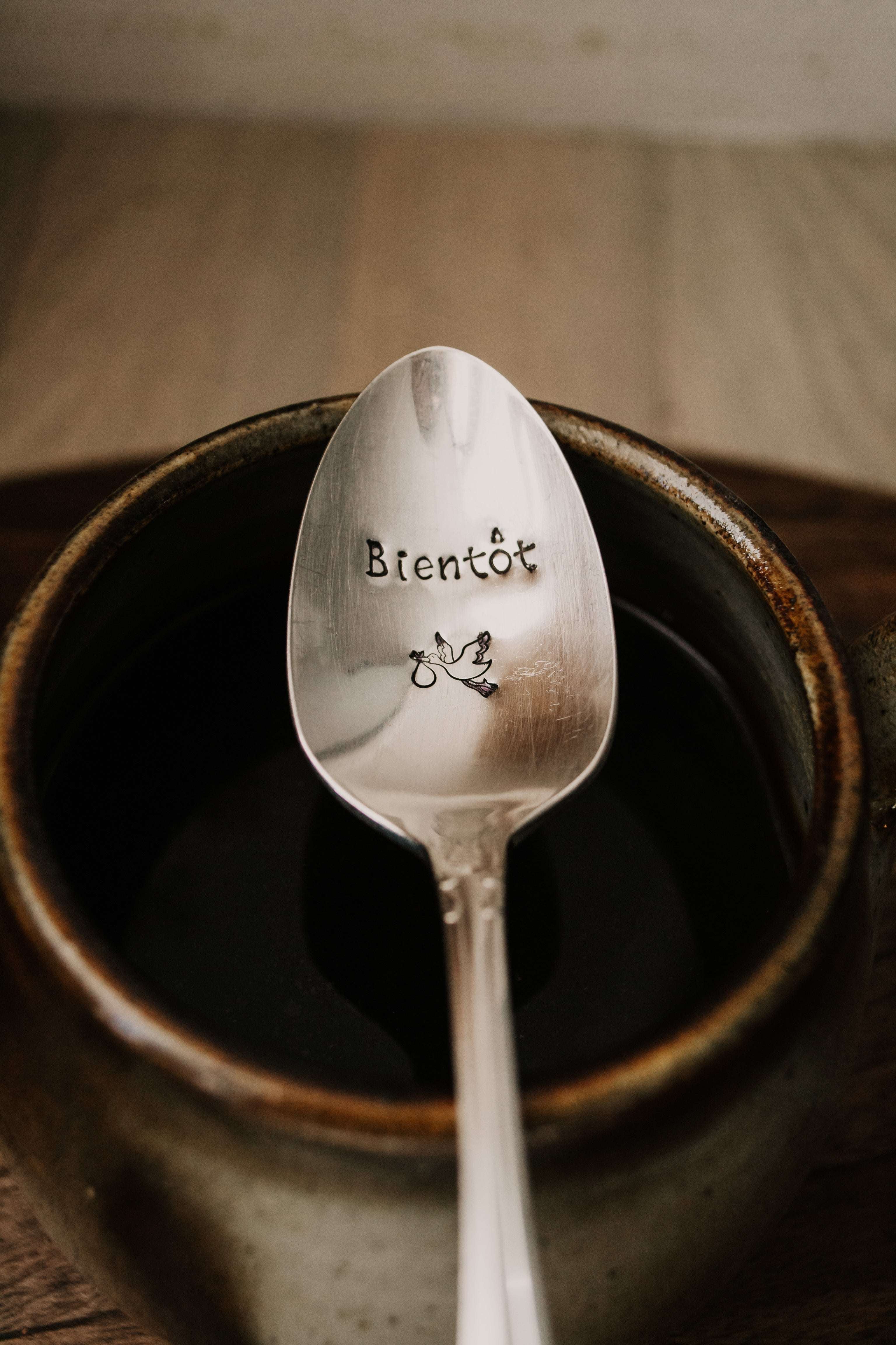 Cuillère "Bientôt ..." - sous le sable design - grisbleu