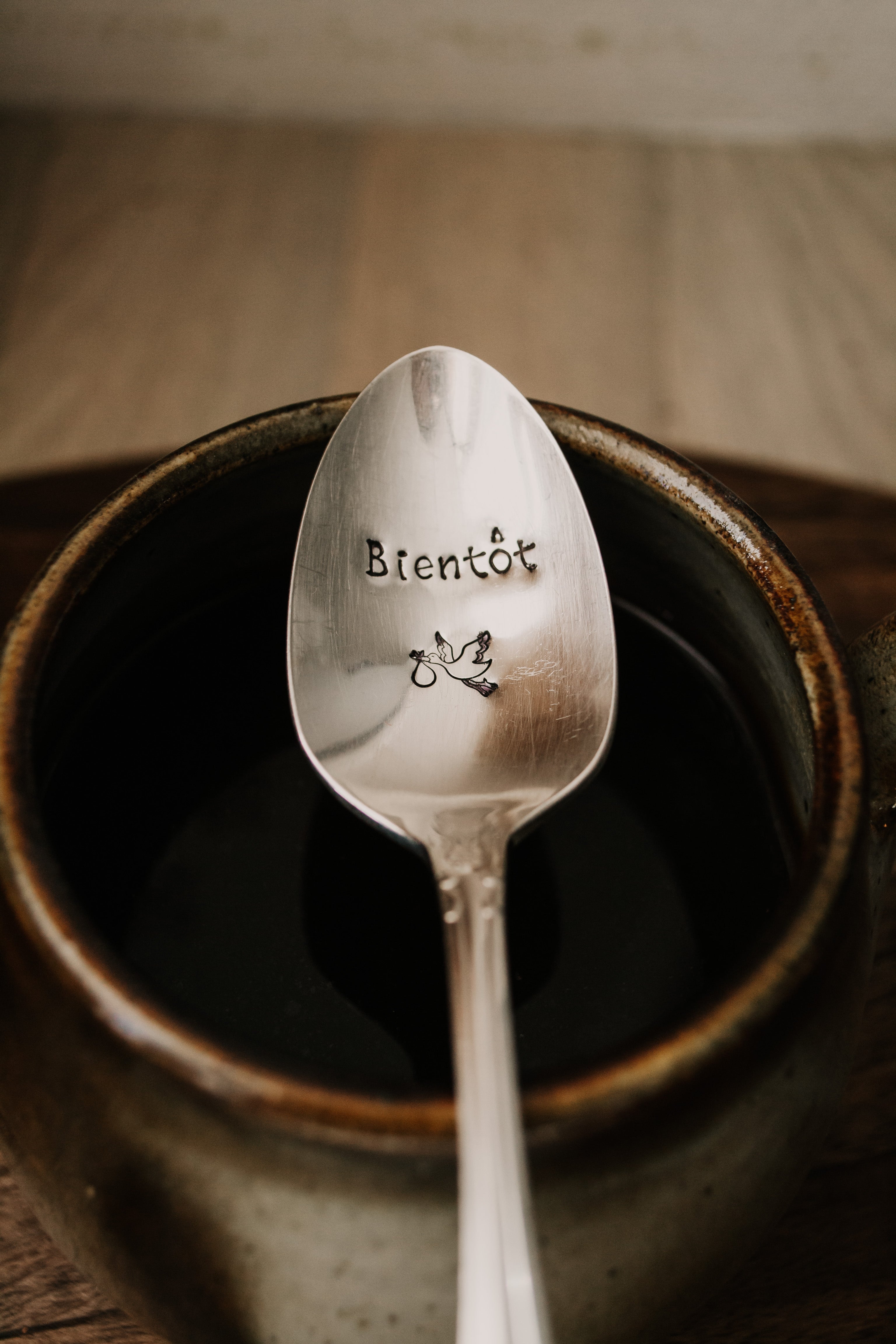 Cuillère "Bientôt ..." - sous le sable design - grisbleu