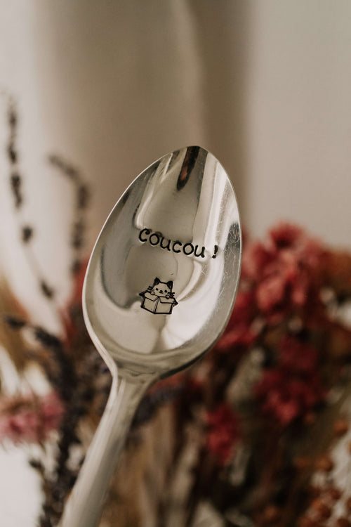Cuillère "Coucou" + petit chat - sous le sable design - grisbleu