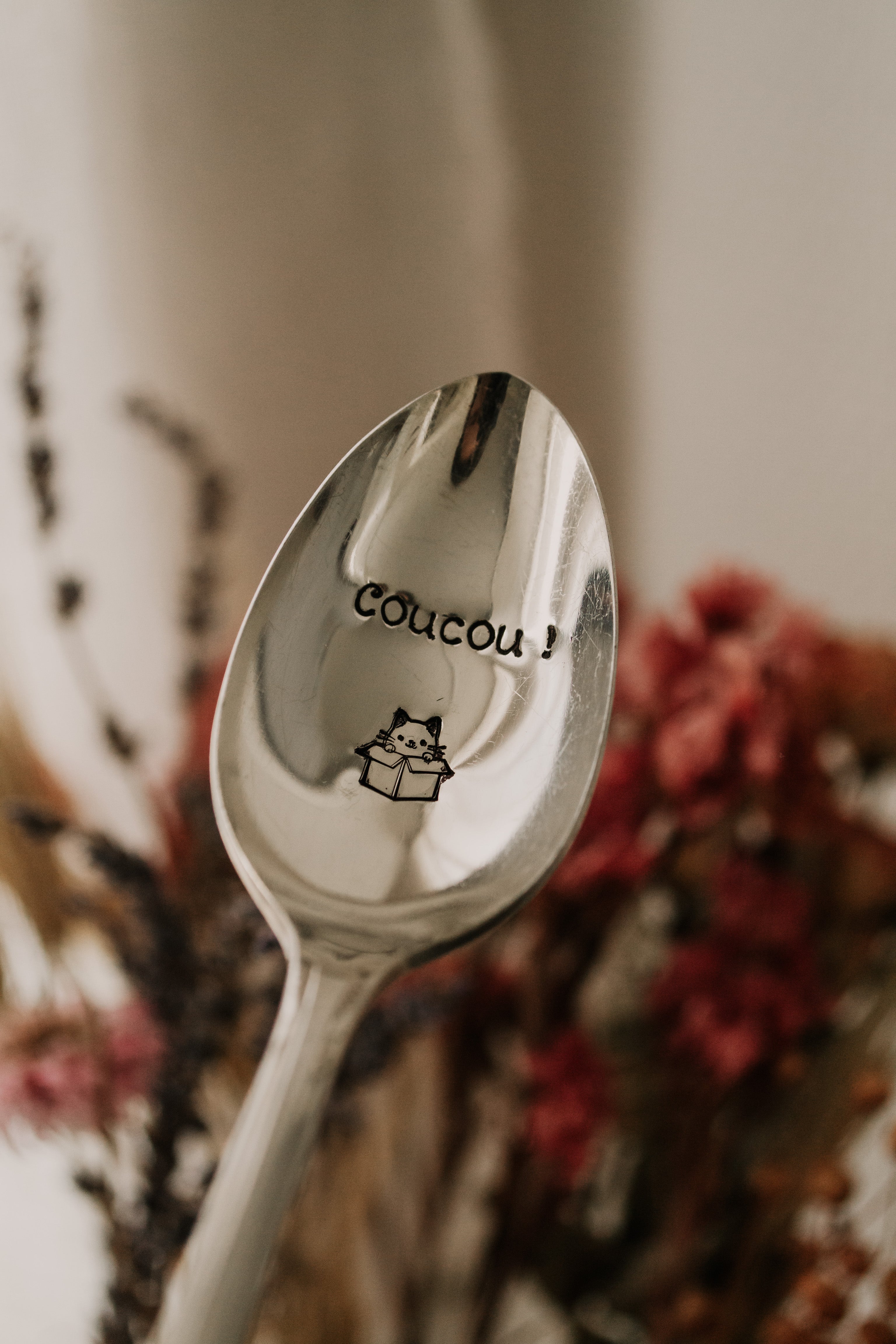 Cuillère "Coucou" + petit chat - sous le sable design - grisbleu