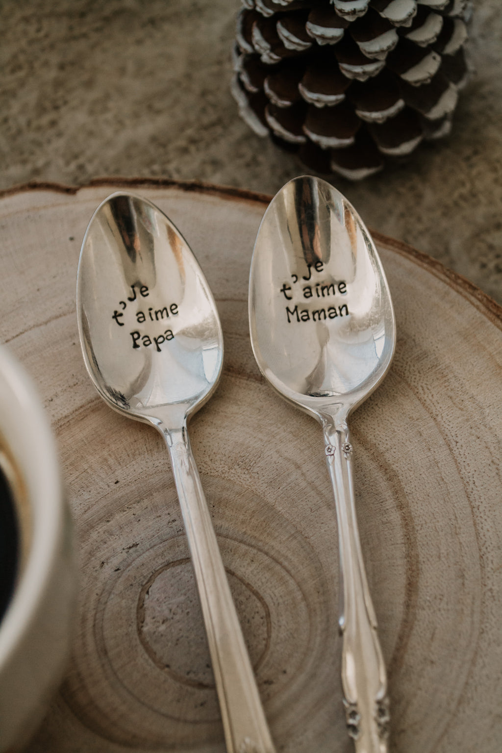 Duo de cuillères "je t'aime papa" + "je t'aime maman" - sous le sable design - grisbleu