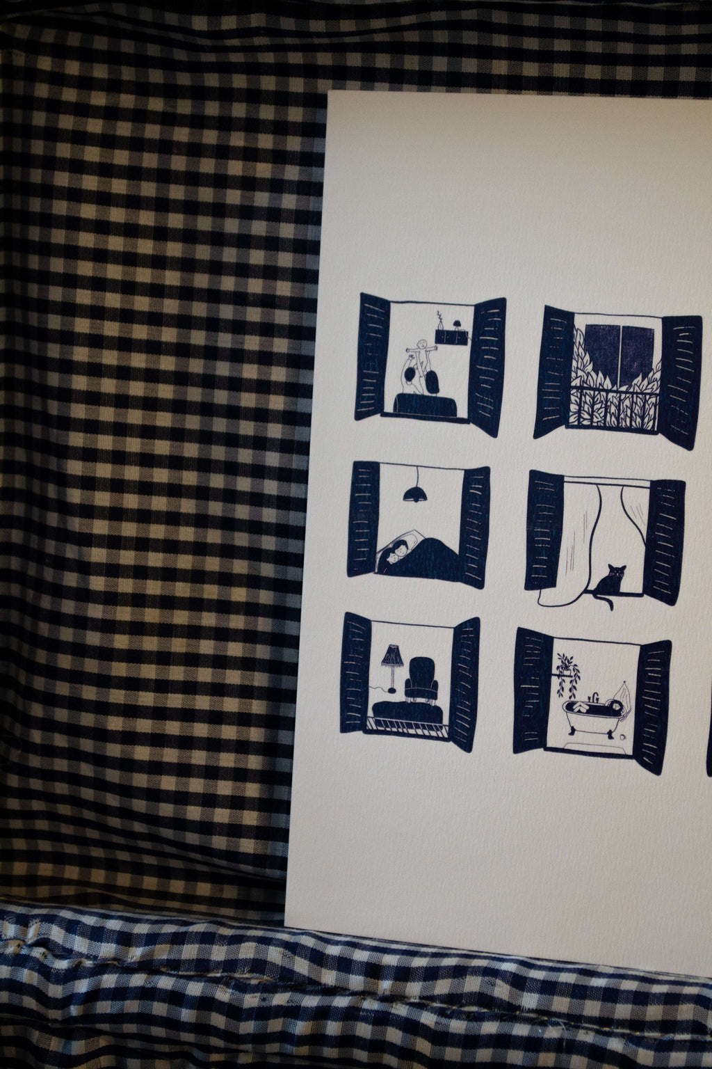 Illustration "À travers les fenêtres" - sous le sable design - grisbleu