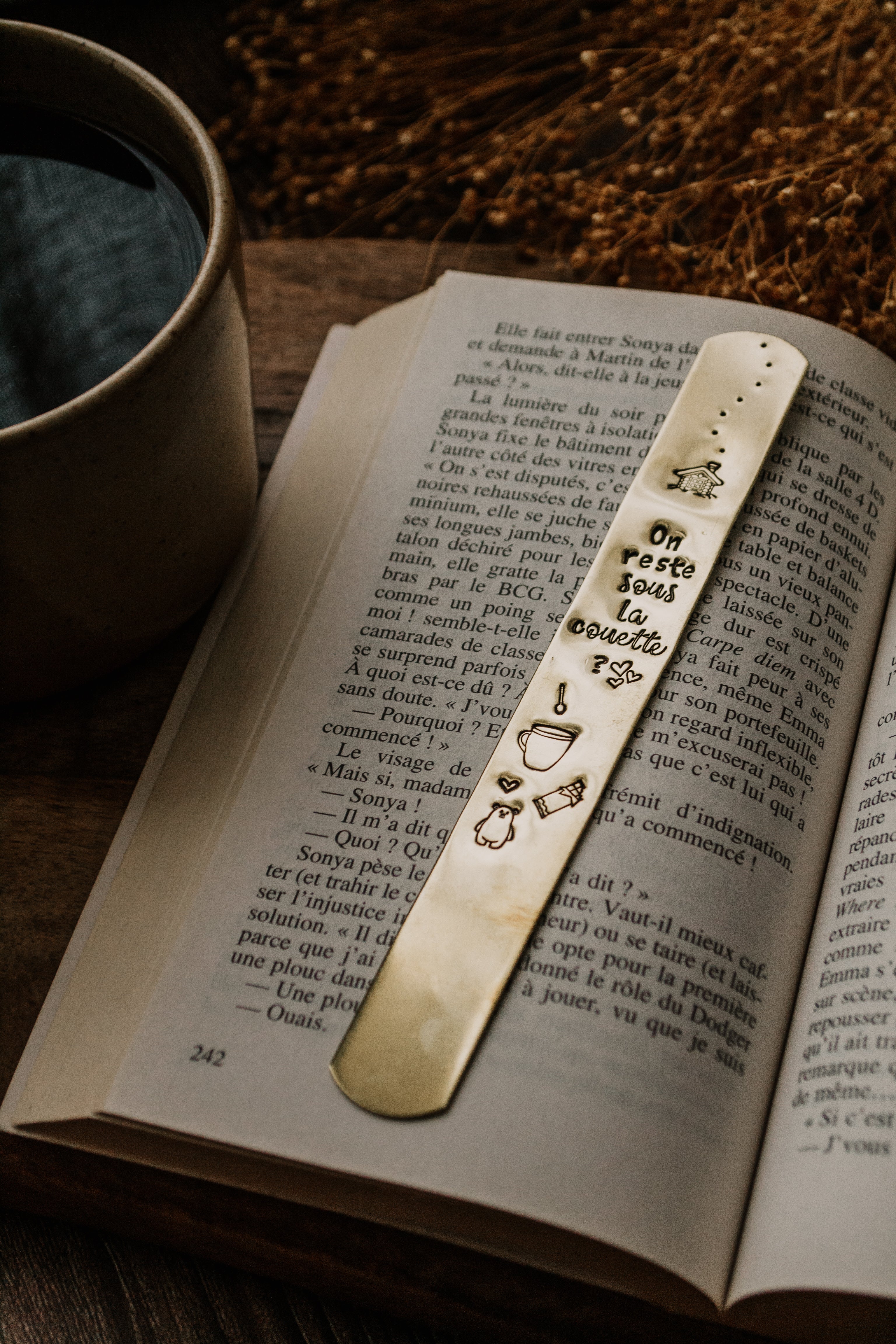 Marque-page "On reste sous la couette ?" - sous le sable design - grisbleu