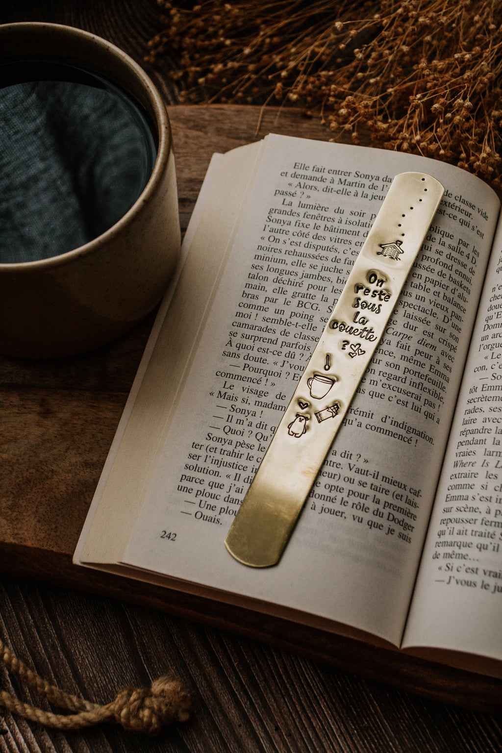 Marque-page "On reste sous la couette ?" - sous le sable design - grisbleu