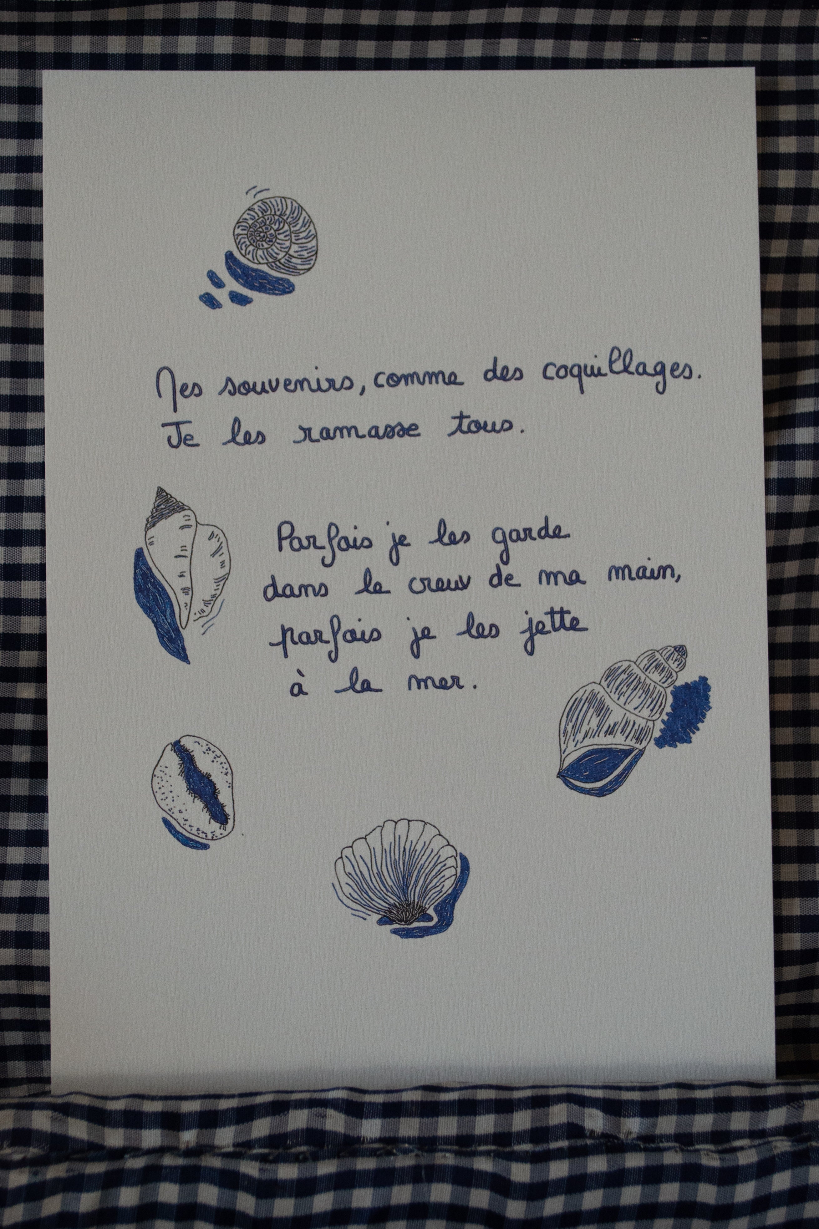 Affiche poétique : "Mes souvenirs, comme des coquillages" - Grisbleu - sous le sable design - grisbleu