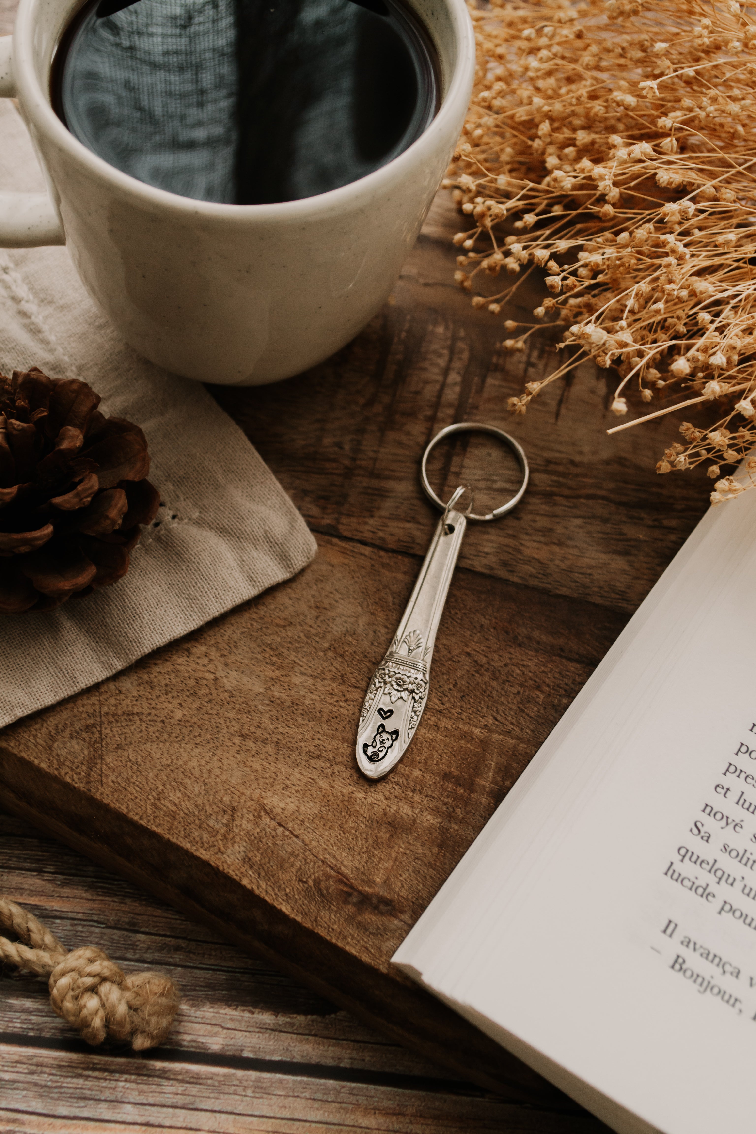 Porte-clé fleuri "petit chien" - sous le sable design - grisbleu