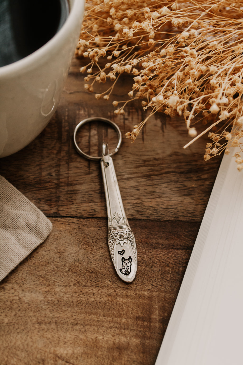 Porte-clé fleuri "petit chien" - sous le sable design - grisbleu