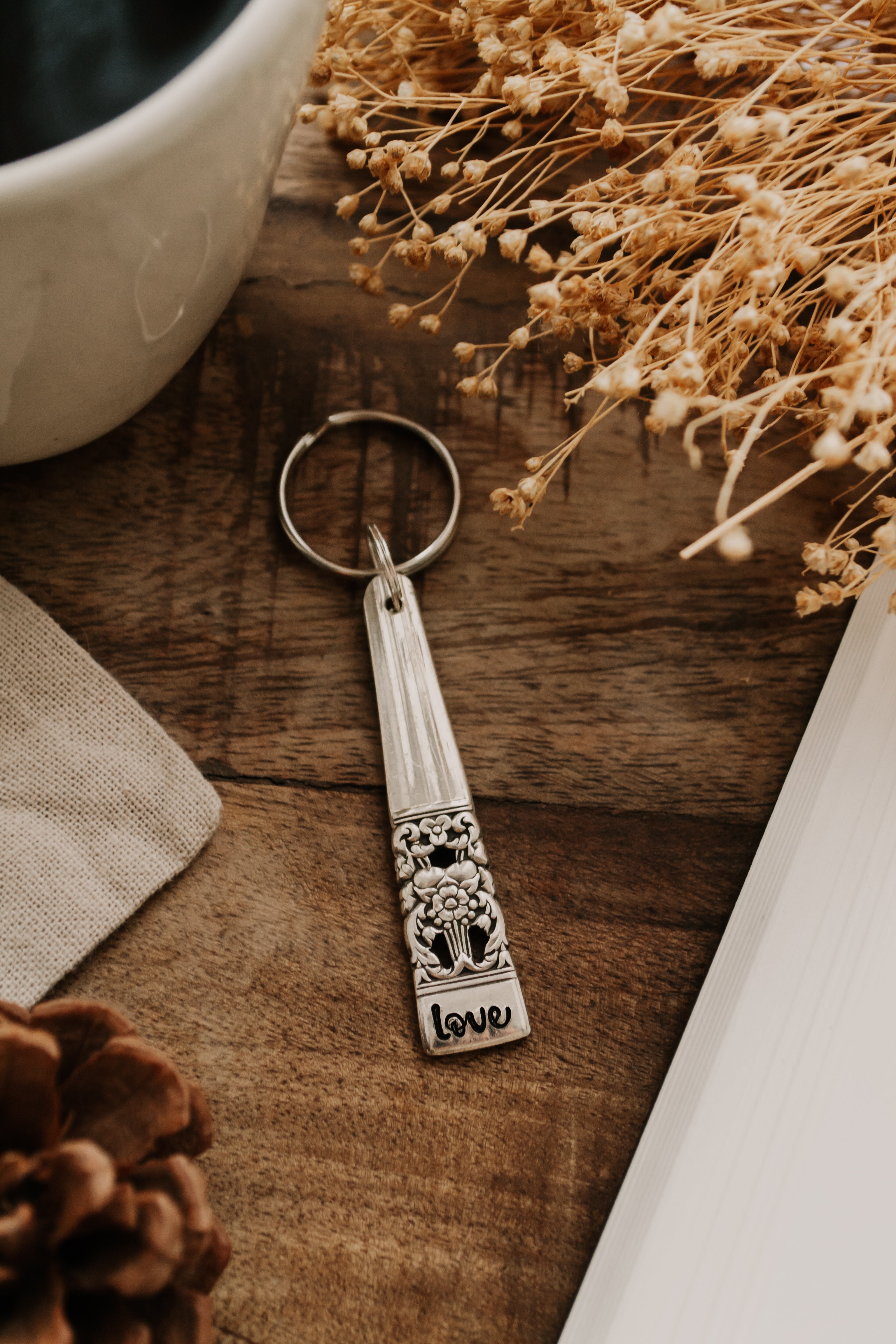 Porte-clé fleuri "love" - sous le sable design - grisbleu