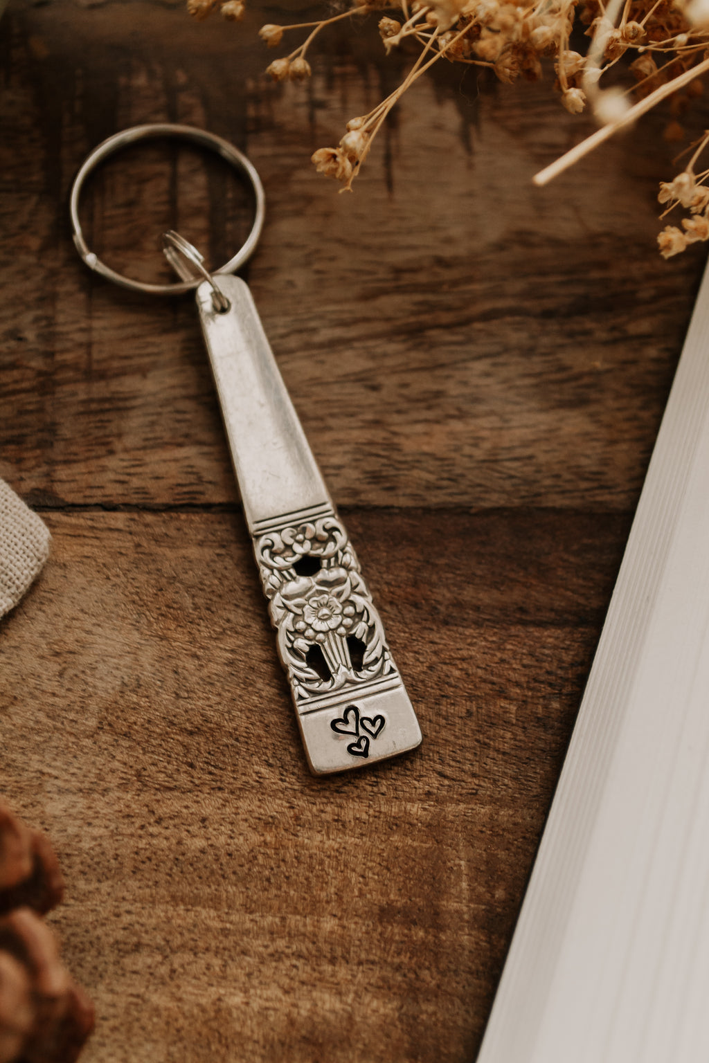 Porte-clé fleuri "love" - sous le sable design - grisbleu