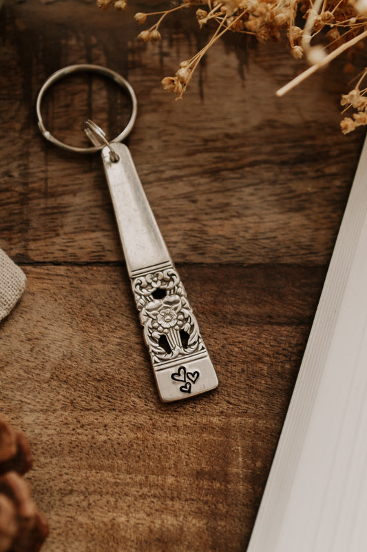 Porte-clé fleuri "love" - sous le sable design - grisbleu