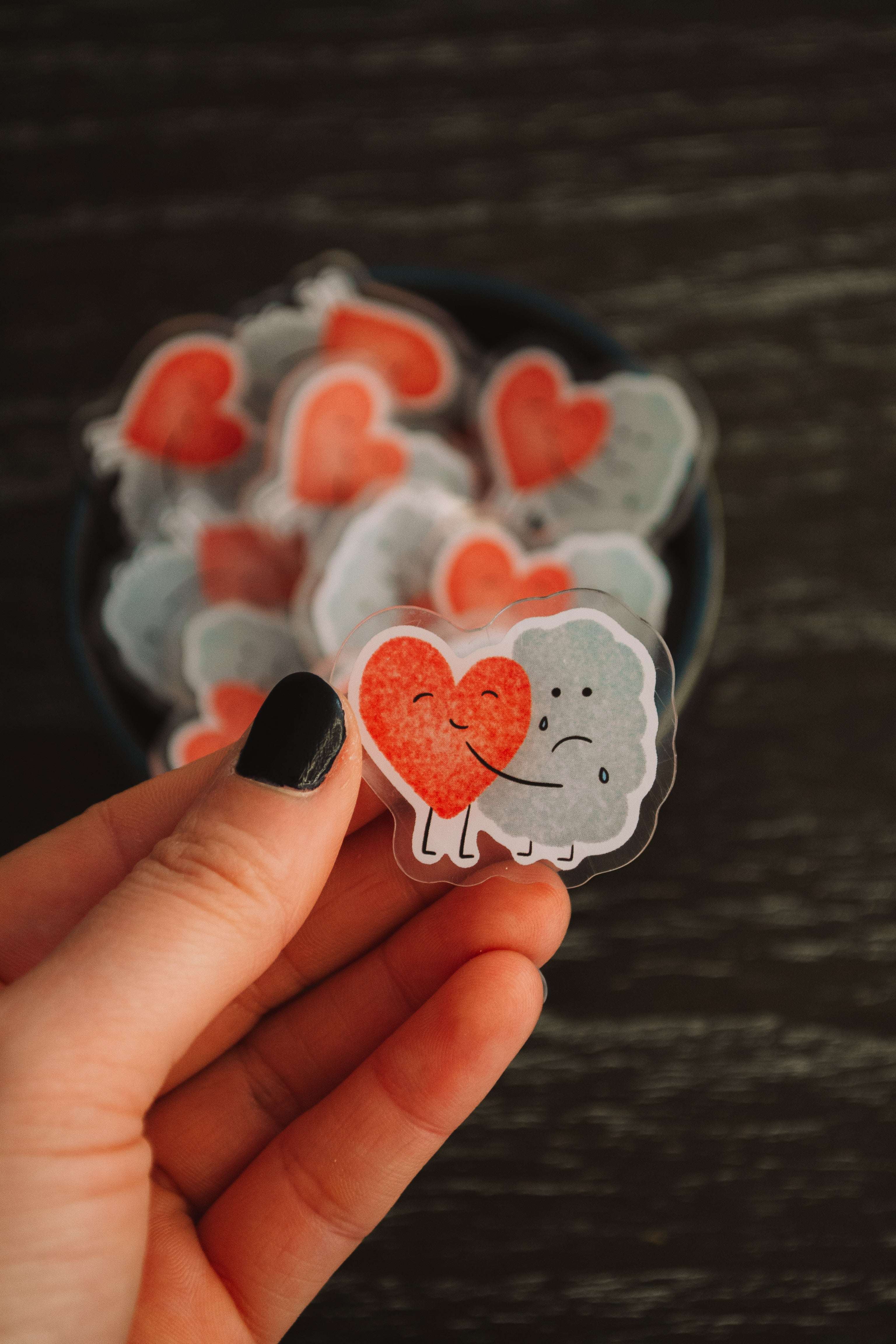 Main qui tient pin's en acrylique "coeur nuage" - grisbleu 