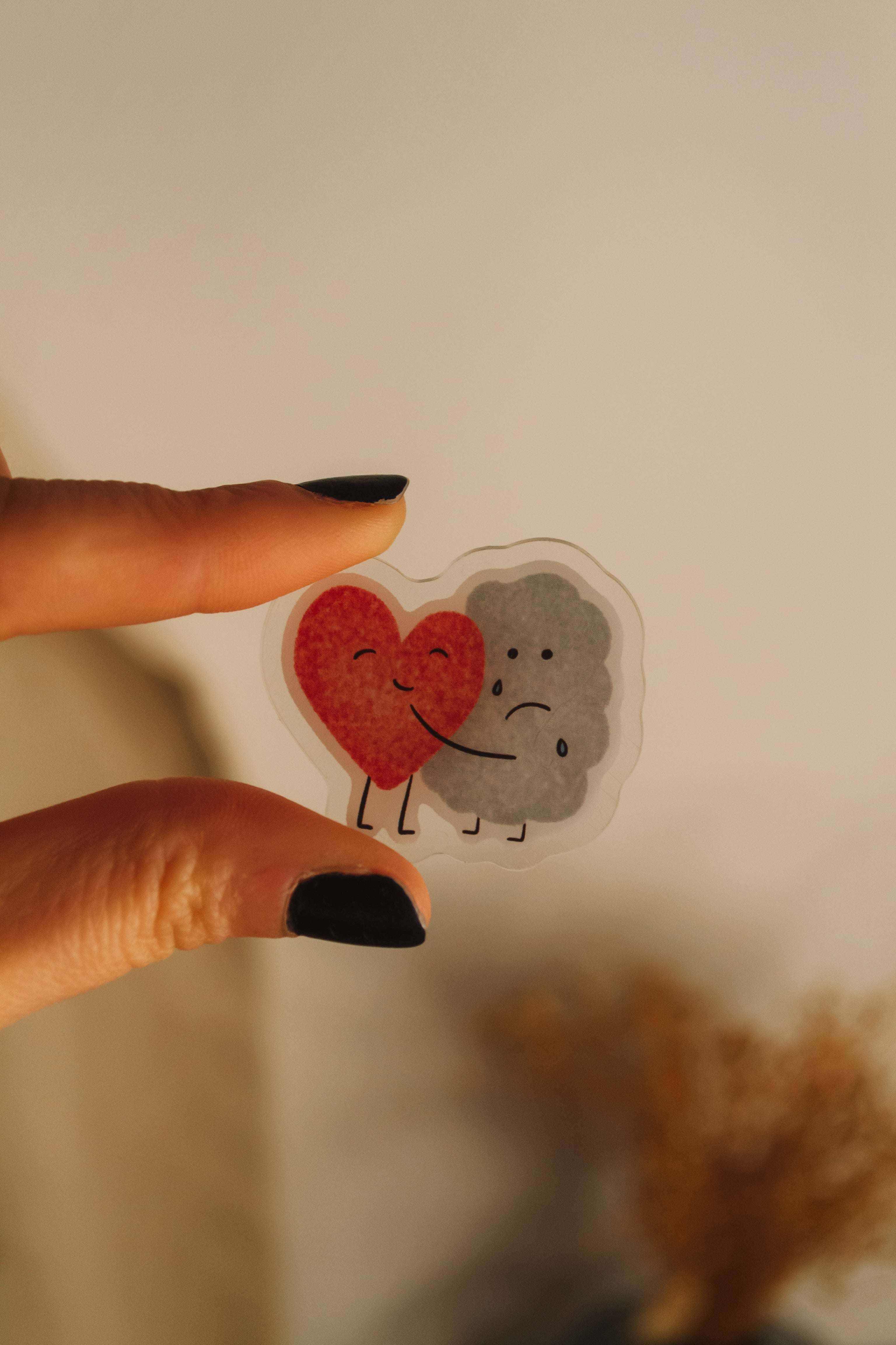 Main qui tient pin's coeur nuage en acrylique 