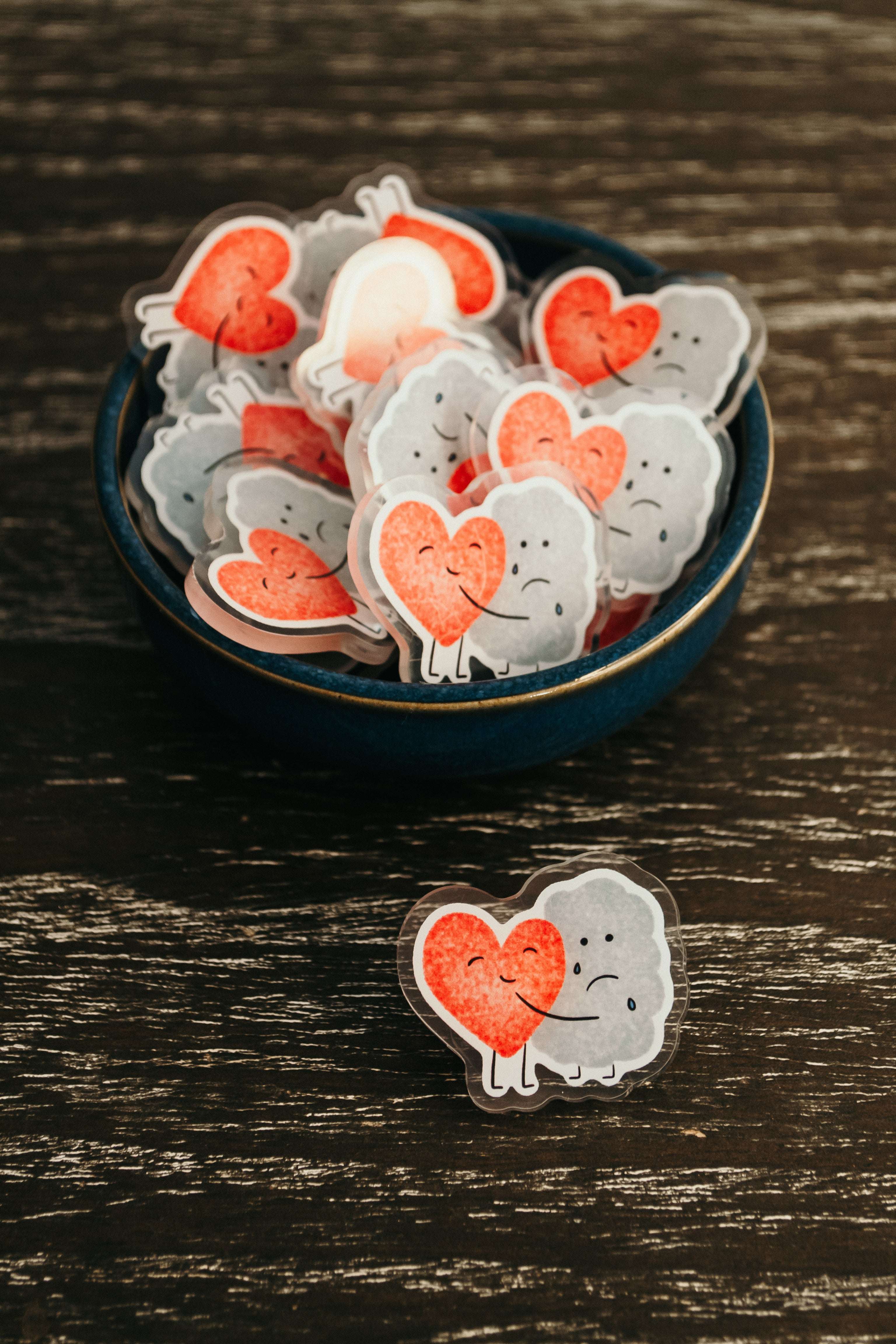 Pot rempli de pin's coeur nuage de la marque grisbleu 