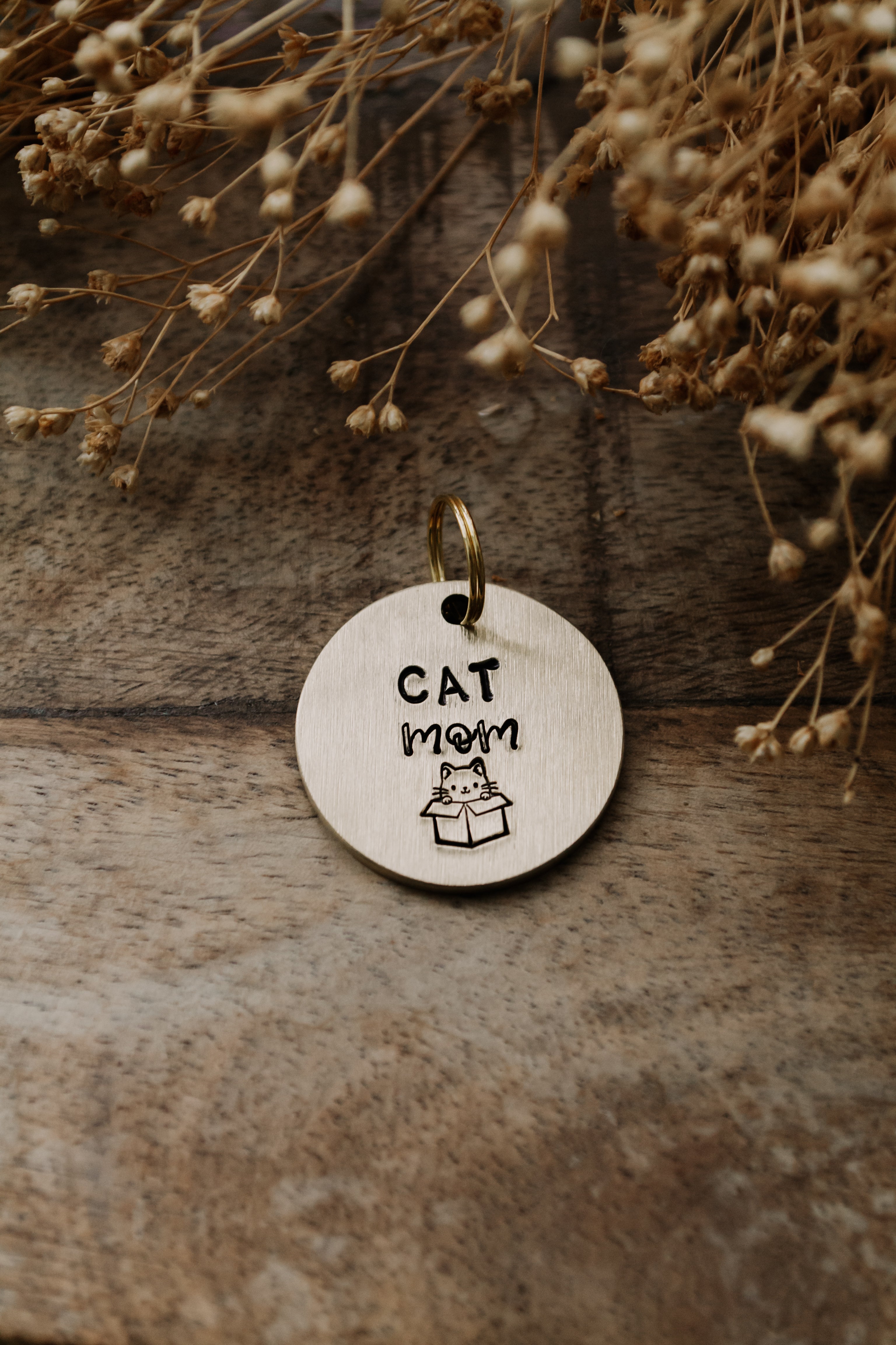 Porte-clé "CAT mom" - sous le sable design - grisbleu