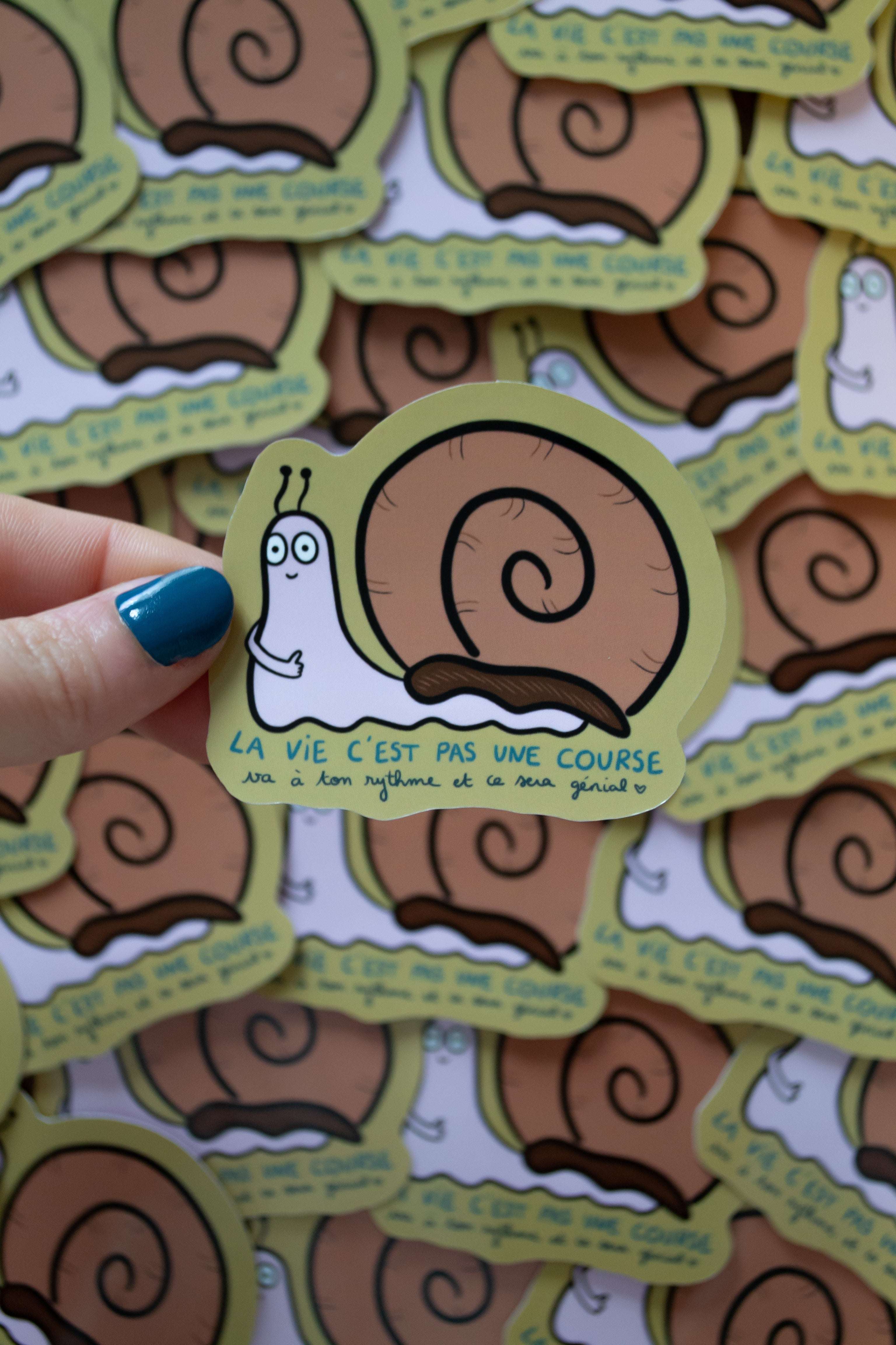 Stickers escargot qui dit "la vie c'est pas une course. Va à ton rythme et ce sera génial"