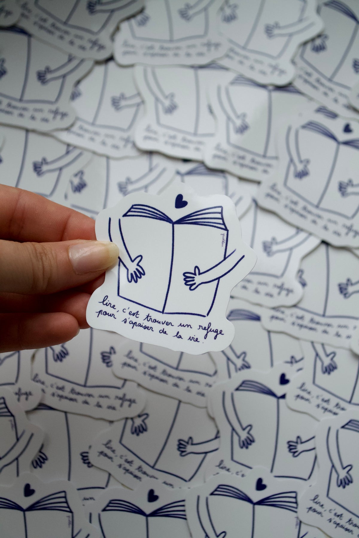 Stickers "Lire c'est trouver un refuge pour s'apaiser de la vie"