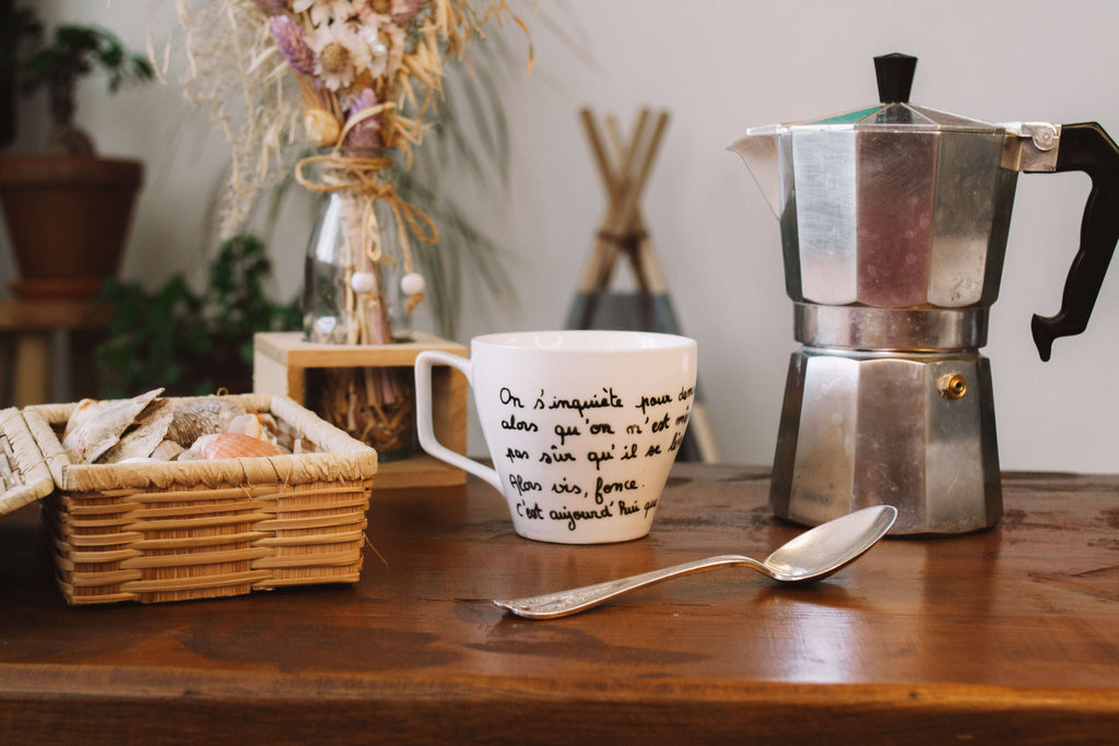 Tasse "On s'inquiète pour demain alors qu'on n'est même pas sûr qu'il se lève. Alors vis, fonce. C'est aujourd'hui que tout se joue". - sous le sable design - grisbleu