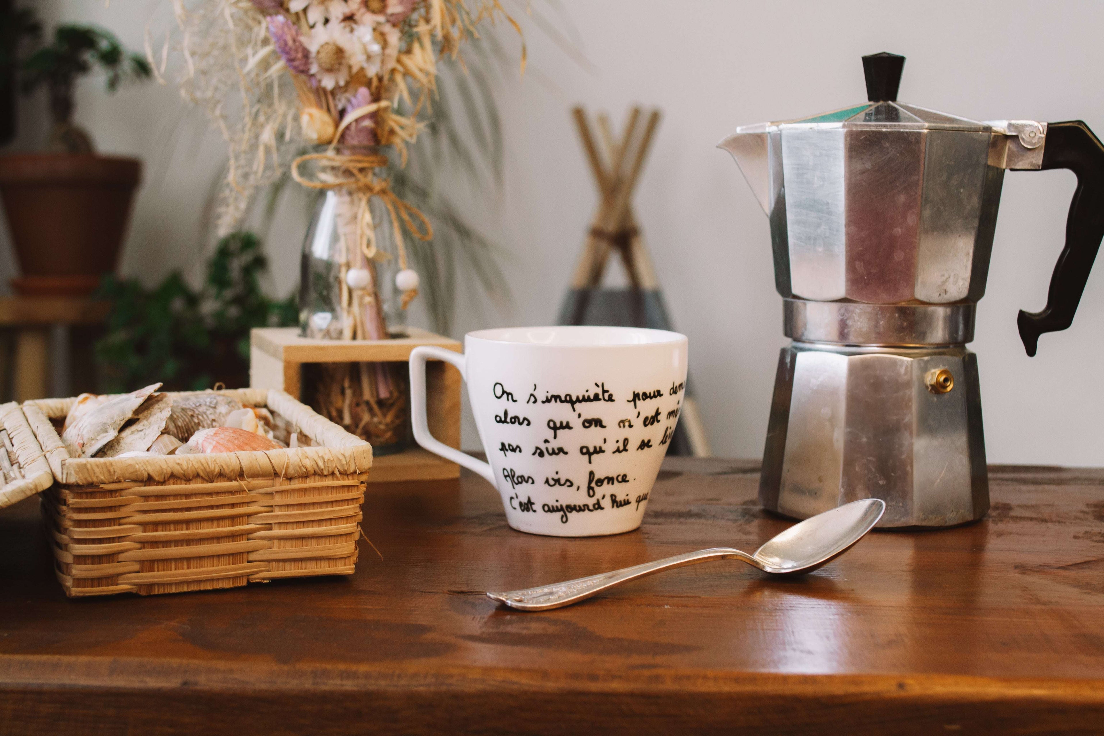 Tasse "On s'inquiète pour demain alors qu'on n'est même pas sûr qu'il se lève. Alors vis, fonce. C'est aujourd'hui que tout se joue". - sous le sable design - grisbleu