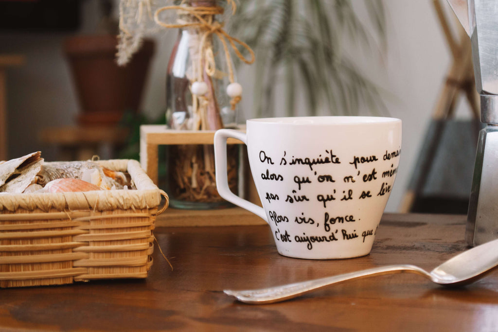 Tasse "On s'inquiète pour demain alors qu'on n'est même pas sûr qu'il se lève. Alors vis, fonce. C'est aujourd'hui que tout se joue". - sous le sable design - grisbleu