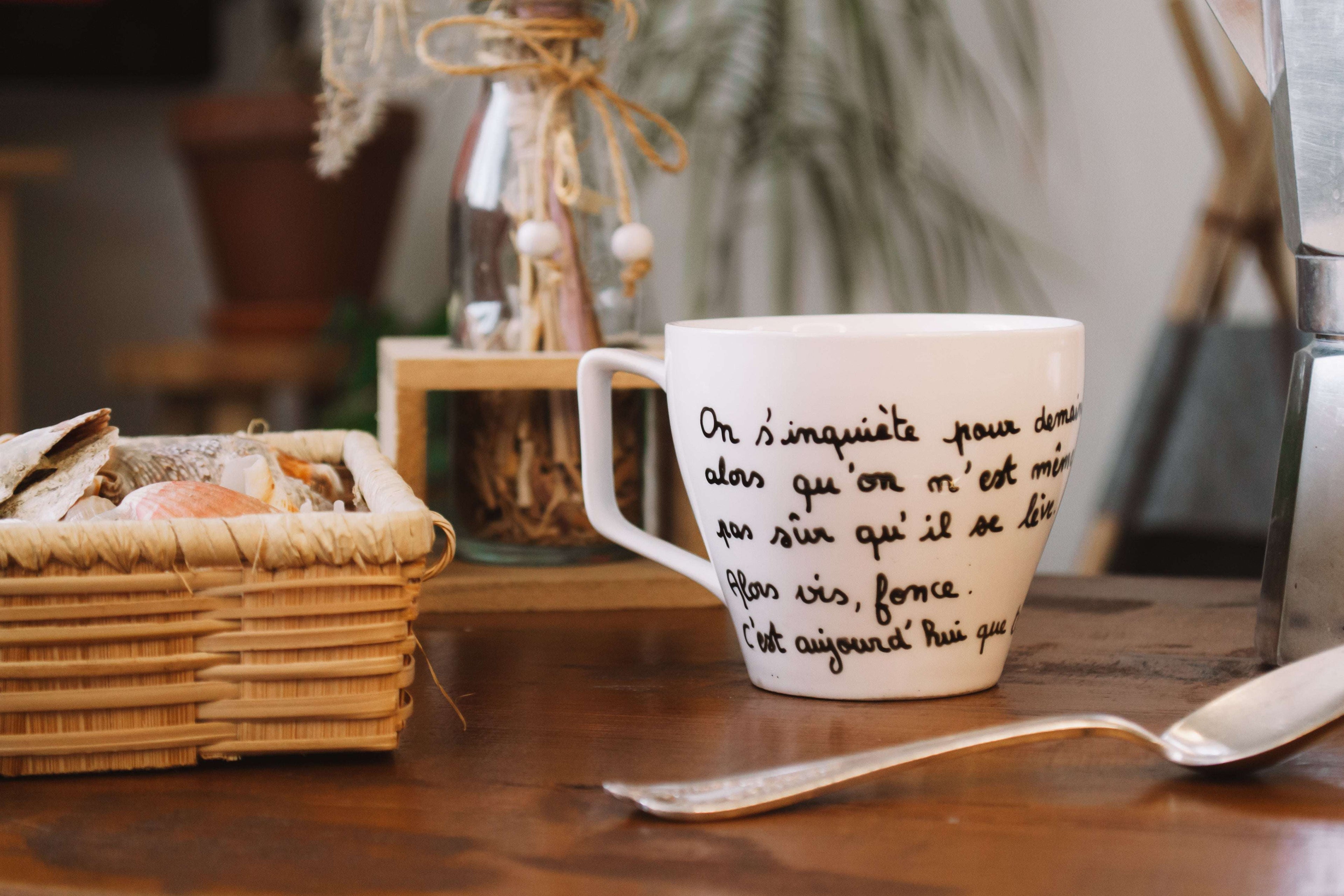 Tasse "On s'inquiète pour demain alors qu'on n'est même pas sûr qu'il se lève. Alors vis, fonce. C'est aujourd'hui que tout se joue". - sous le sable design - grisbleu
