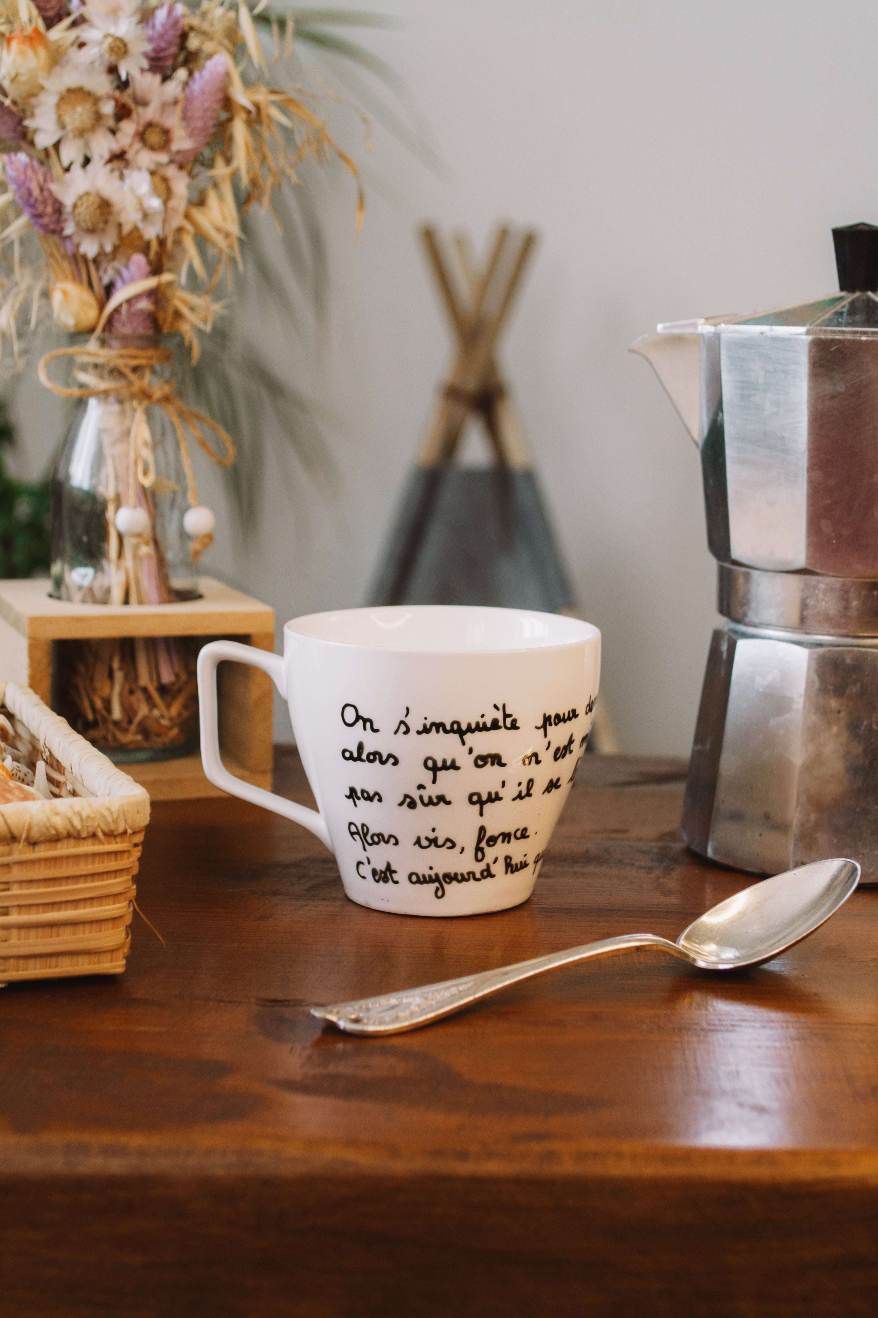 Tasse "On s'inquiète pour demain alors qu'on n'est même pas sûr qu'il se lève. Alors vis, fonce. C'est aujourd'hui que tout se joue". - sous le sable design - grisbleu