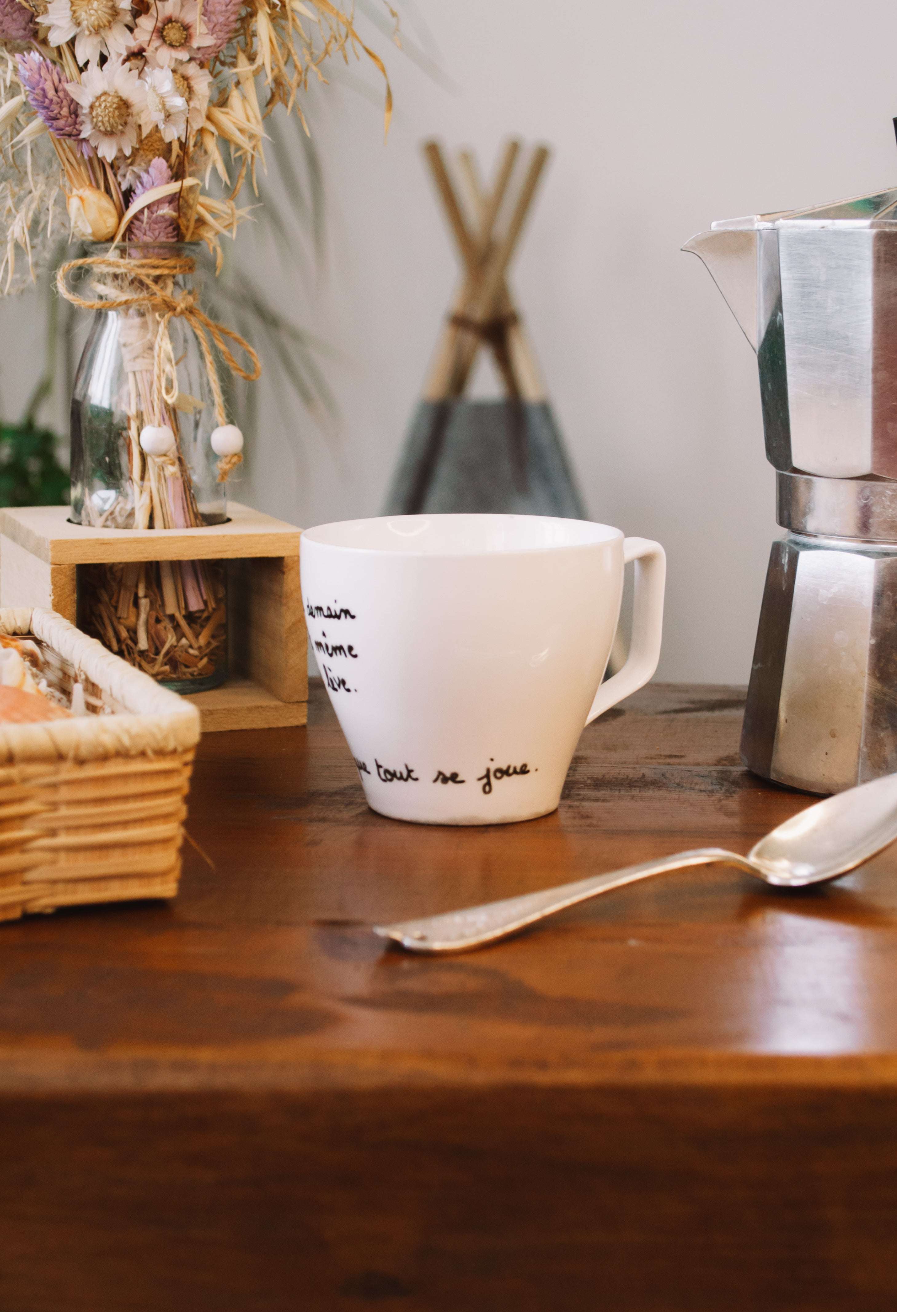 Tasse "On s'inquiète pour demain alors qu'on n'est même pas sûr qu'il se lève. Alors vis, fonce. C'est aujourd'hui que tout se joue". - sous le sable design - grisbleu