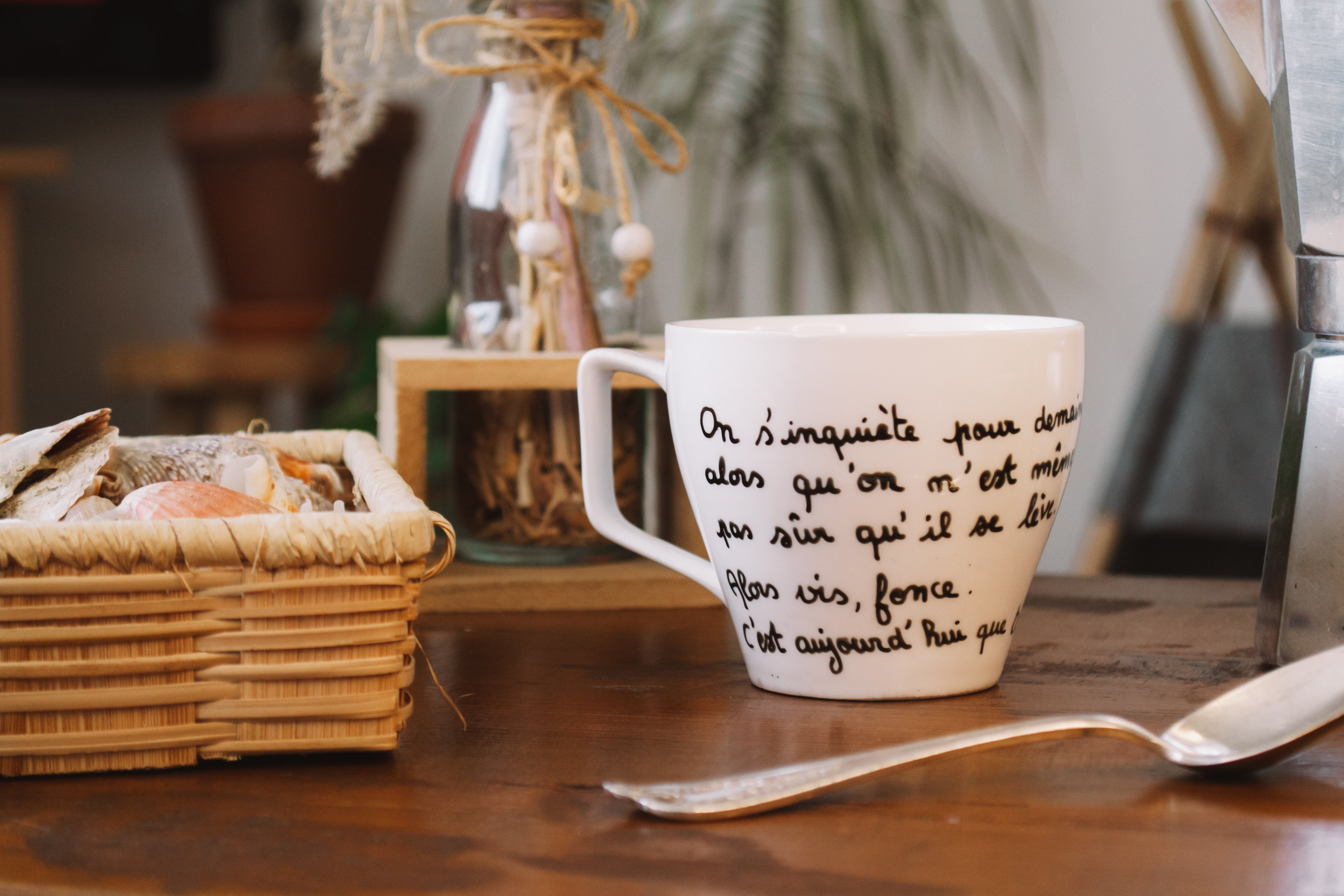 Tasse "On s'inquiète pour demain alors qu'on n'est même pas sûr qu'il se lève. Alors vis, fonce. C'est aujourd'hui que tout se joue". - sous le sable design - grisbleu