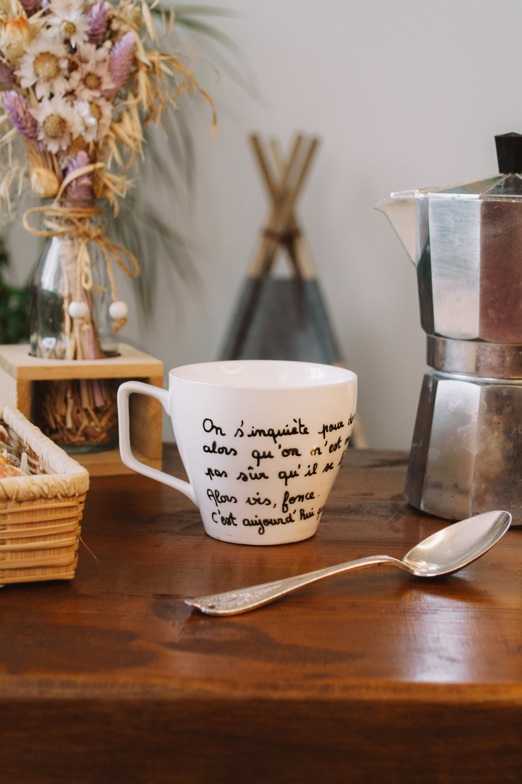 Tasse "On s'inquiète pour demain alors qu'on n'est même pas sûr qu'il se lève. Alors vis, fonce. C'est aujourd'hui que tout se joue". - sous le sable design - grisbleu