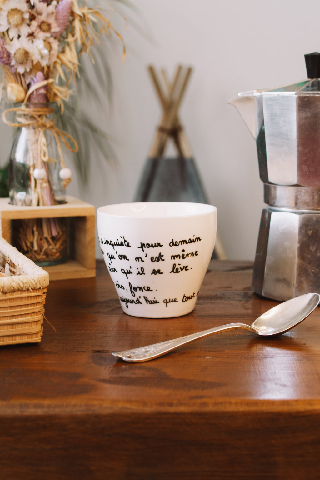 Tasse "On s'inquiète pour demain alors qu'on n'est même pas sûr qu'il se lève. Alors vis, fonce. C'est aujourd'hui que tout se joue". - sous le sable design - grisbleu